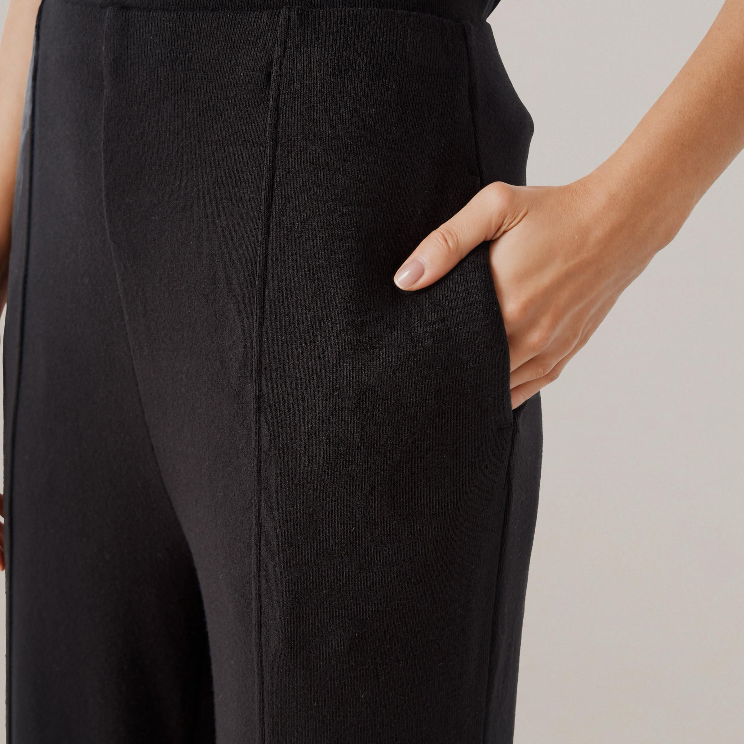 بنطلون رياضي بأرجل واسعة وخصر مرن-women-clothing-bottoms-joggers-image-1