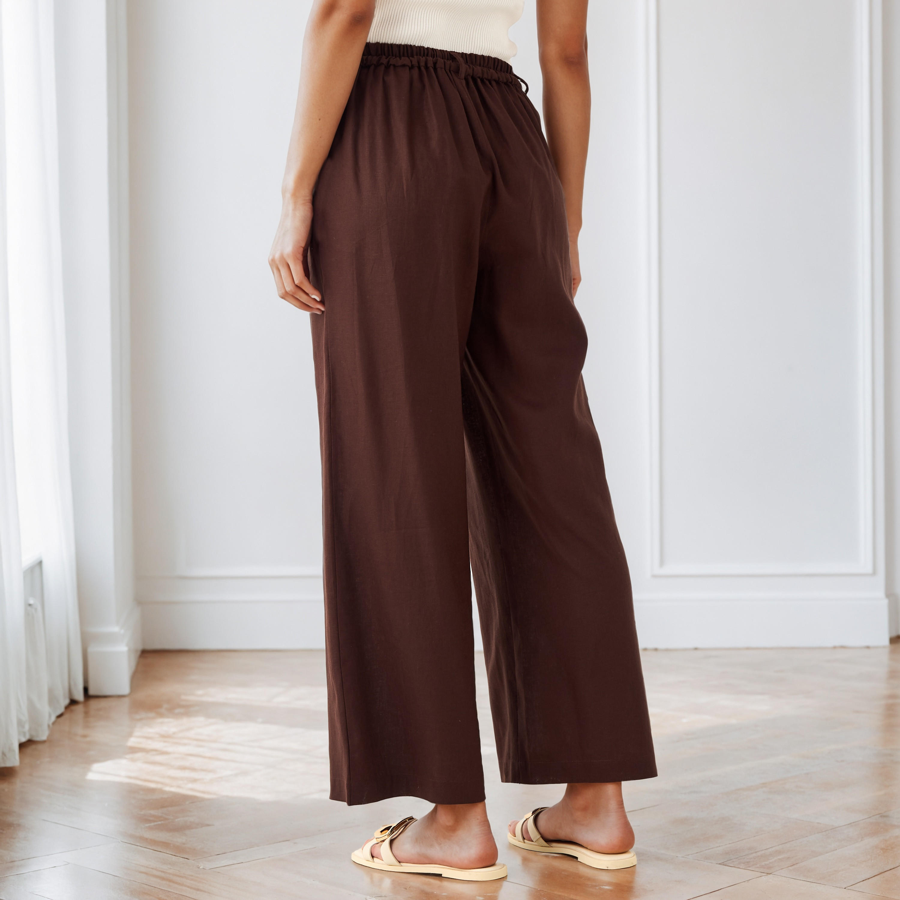 بنطلون واسع الساقين من مزيج الكتان بكُسرات وخصر مطاطي-women-clothing-bottoms-trousers-image-3