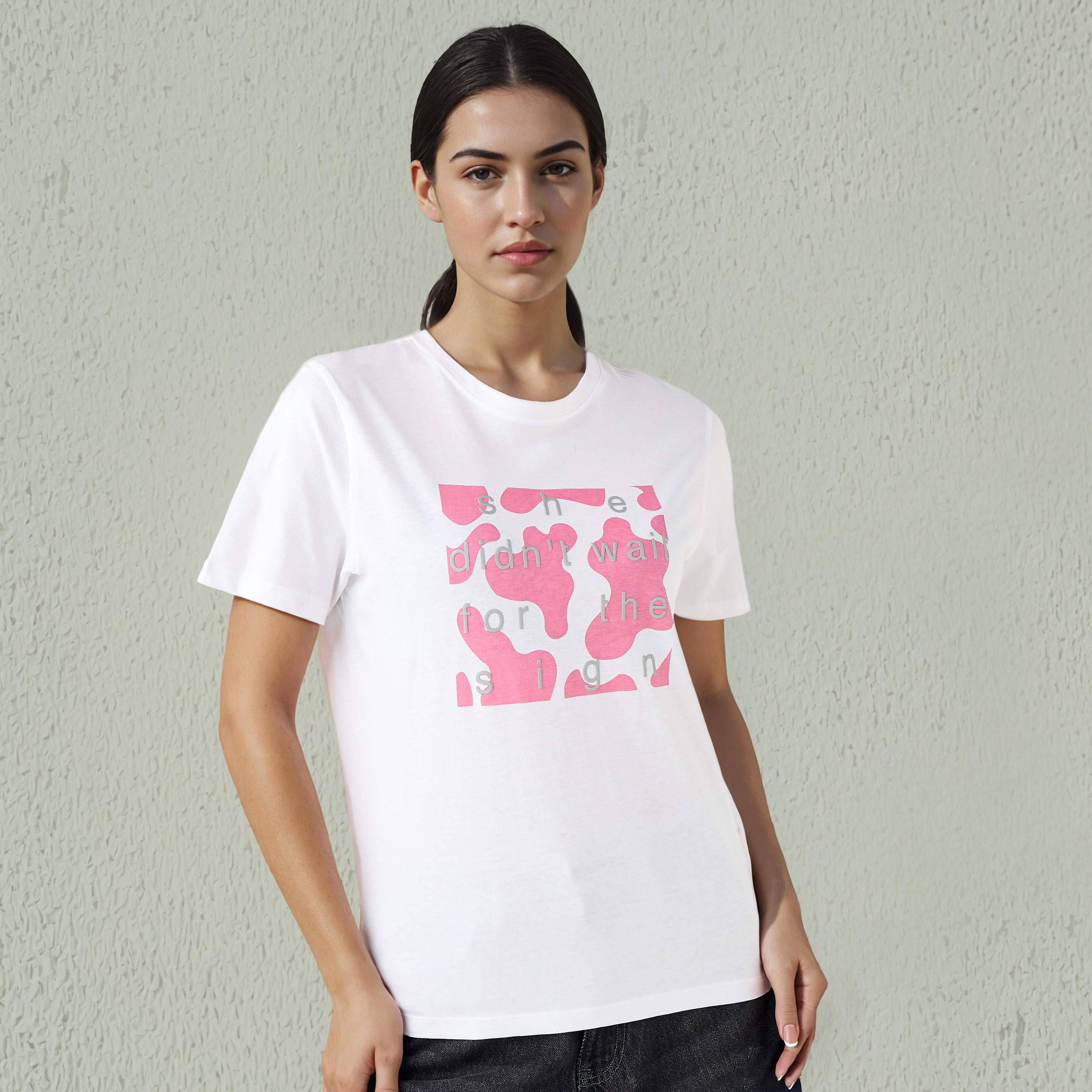 تيشيرت قطن بقصة عادية وطبعات شعار-women-clothing-tshirts-image-1