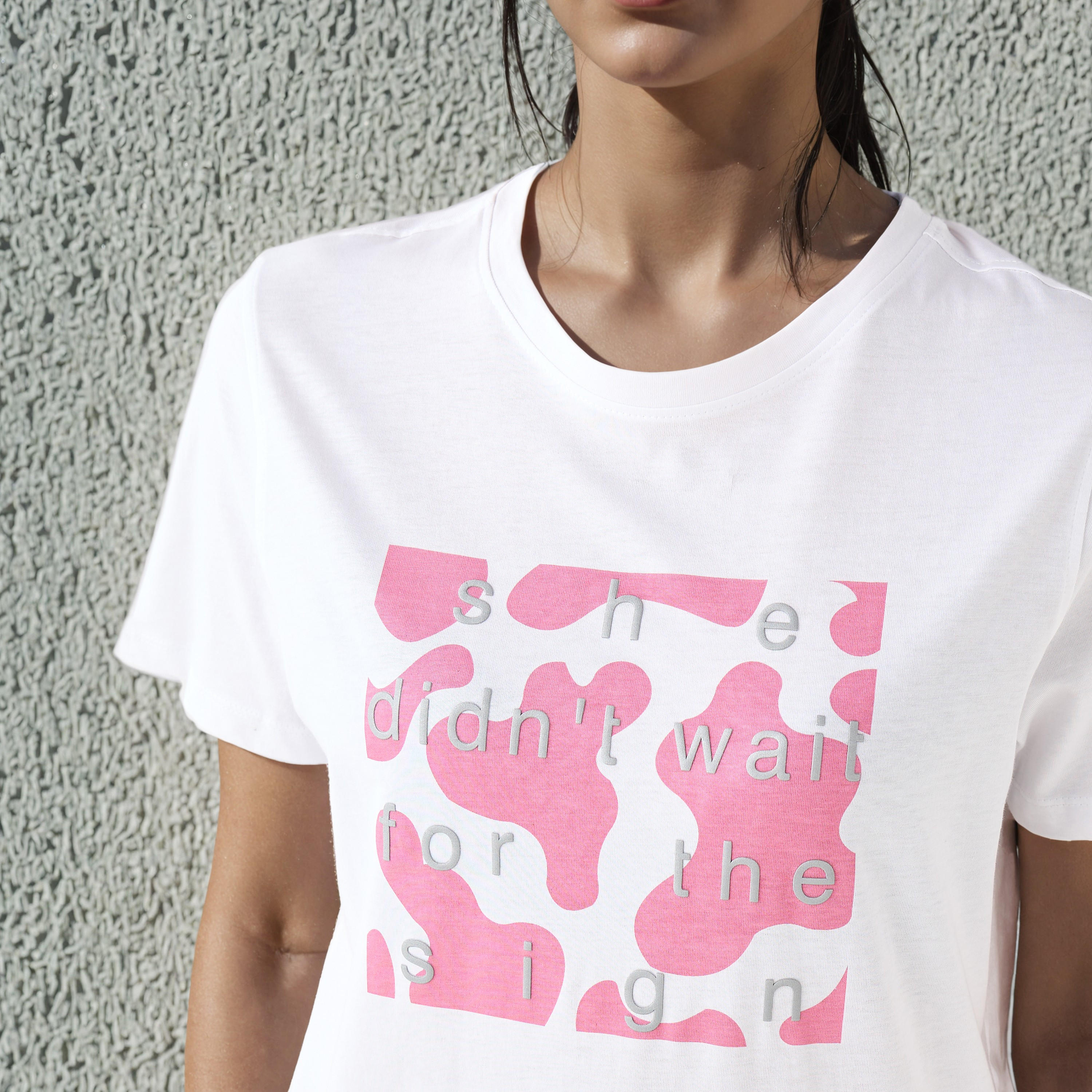تيشيرت قطن بقصة عادية وطبعات شعار-women-clothing-tshirts-image-4