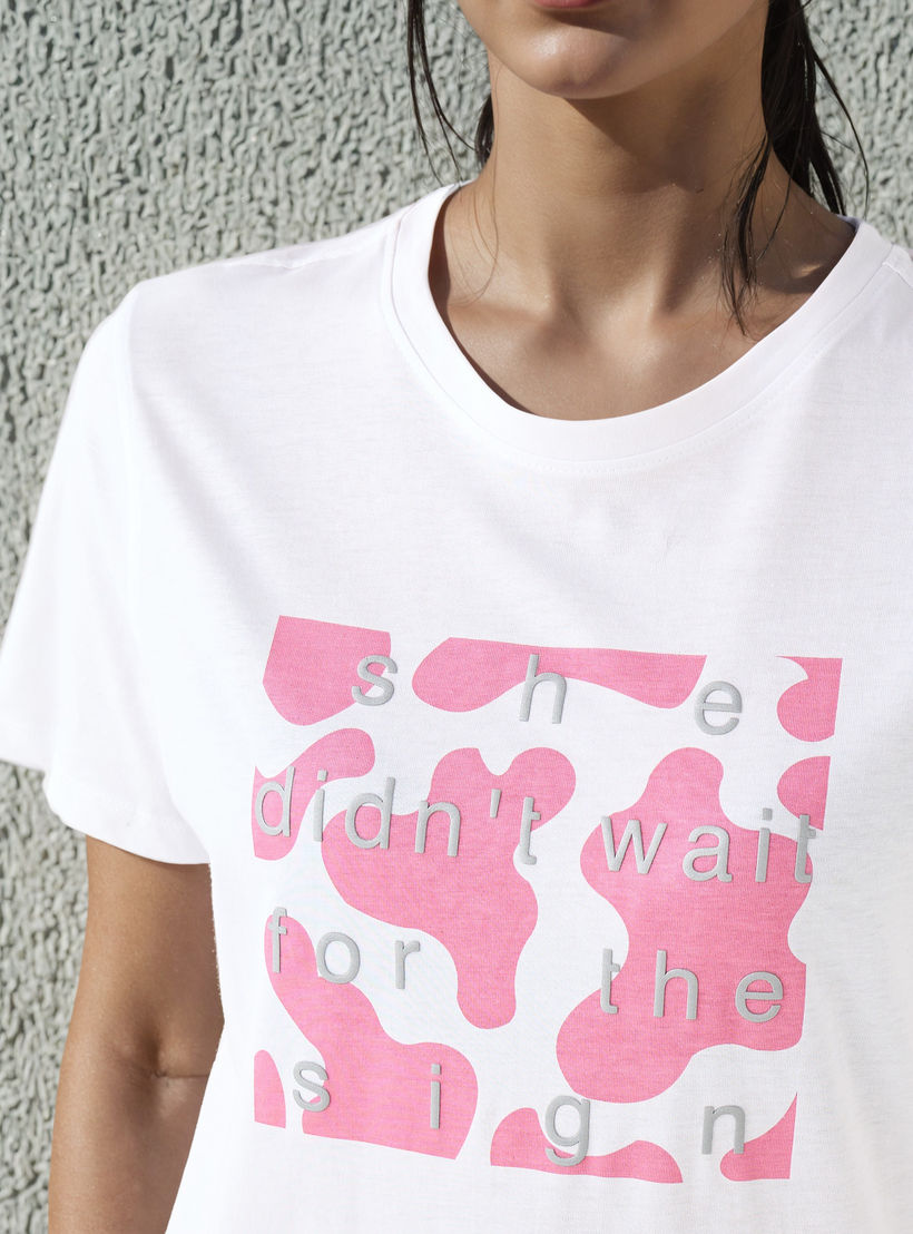 تيشيرت قطن بقصة عادية وطبعات شعار-women-clothing-tshirts-image-4