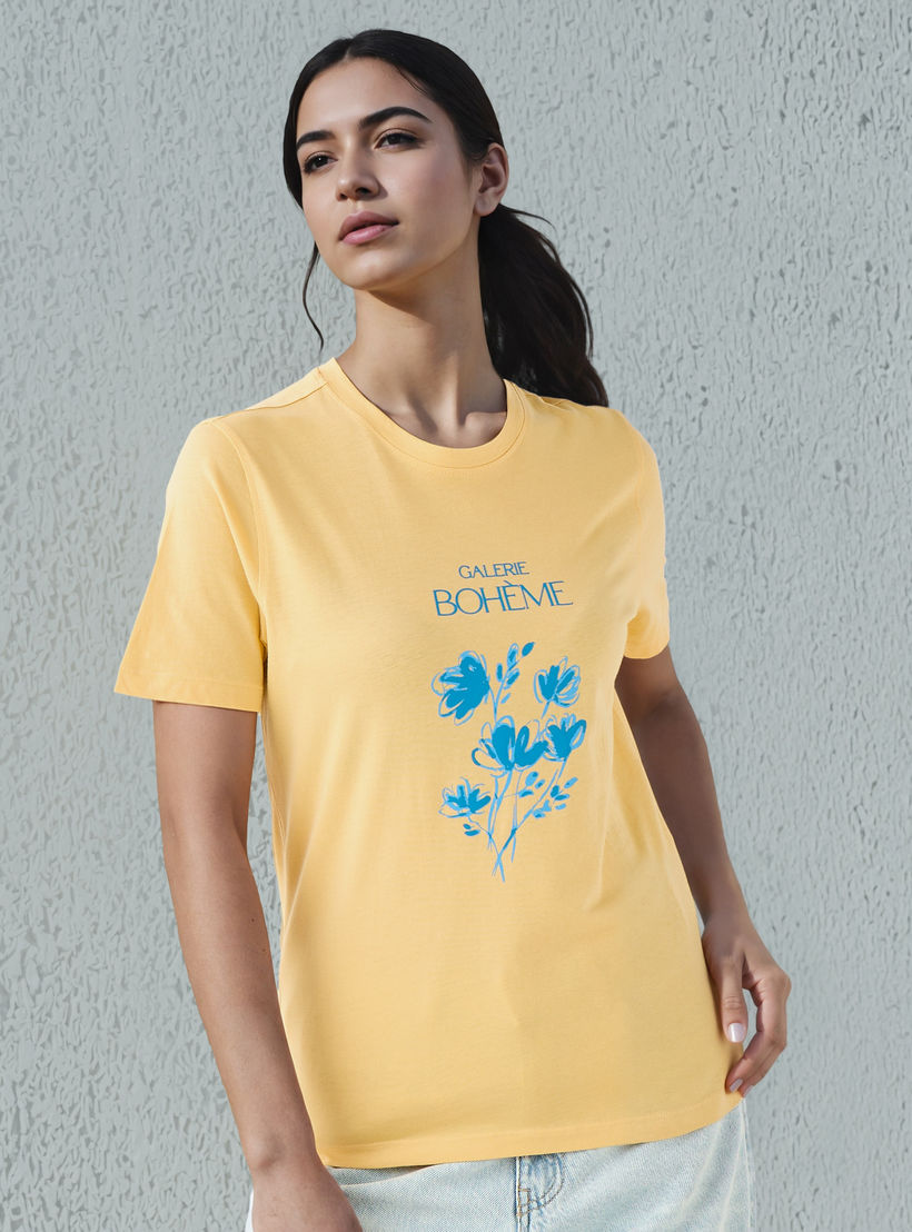 تيشيرت قطن بقصة عادية مع طبعات جرافيك-women-clothing-tshirts-image-5