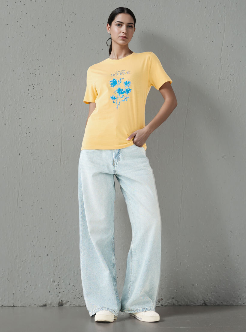 تيشيرت قطن بقصة عادية مع طبعات جرافيك-women-clothing-tshirts-image-4