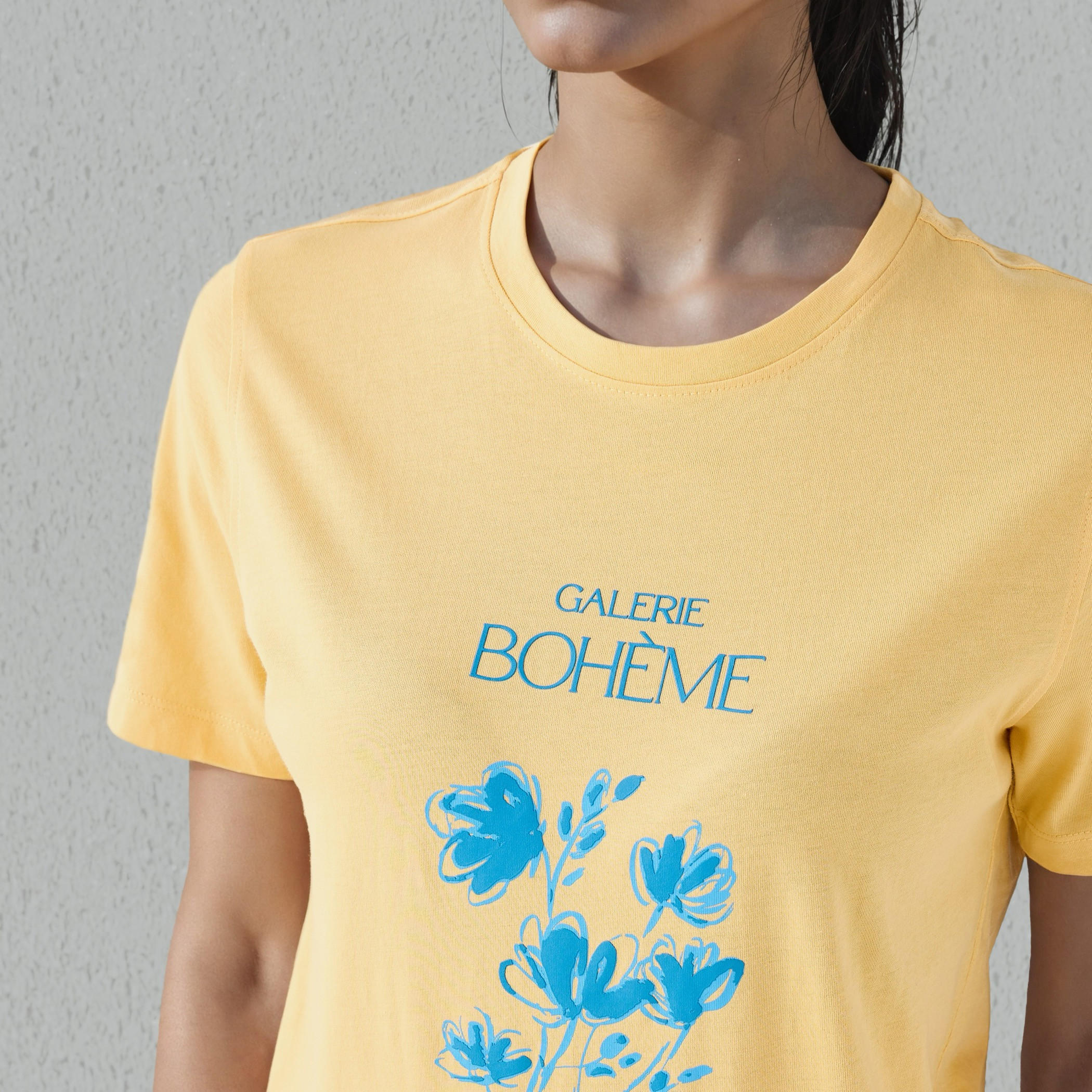 تيشيرت قطن بقصة عادية مع طبعات جرافيك-women-clothing-tshirts-image-2
