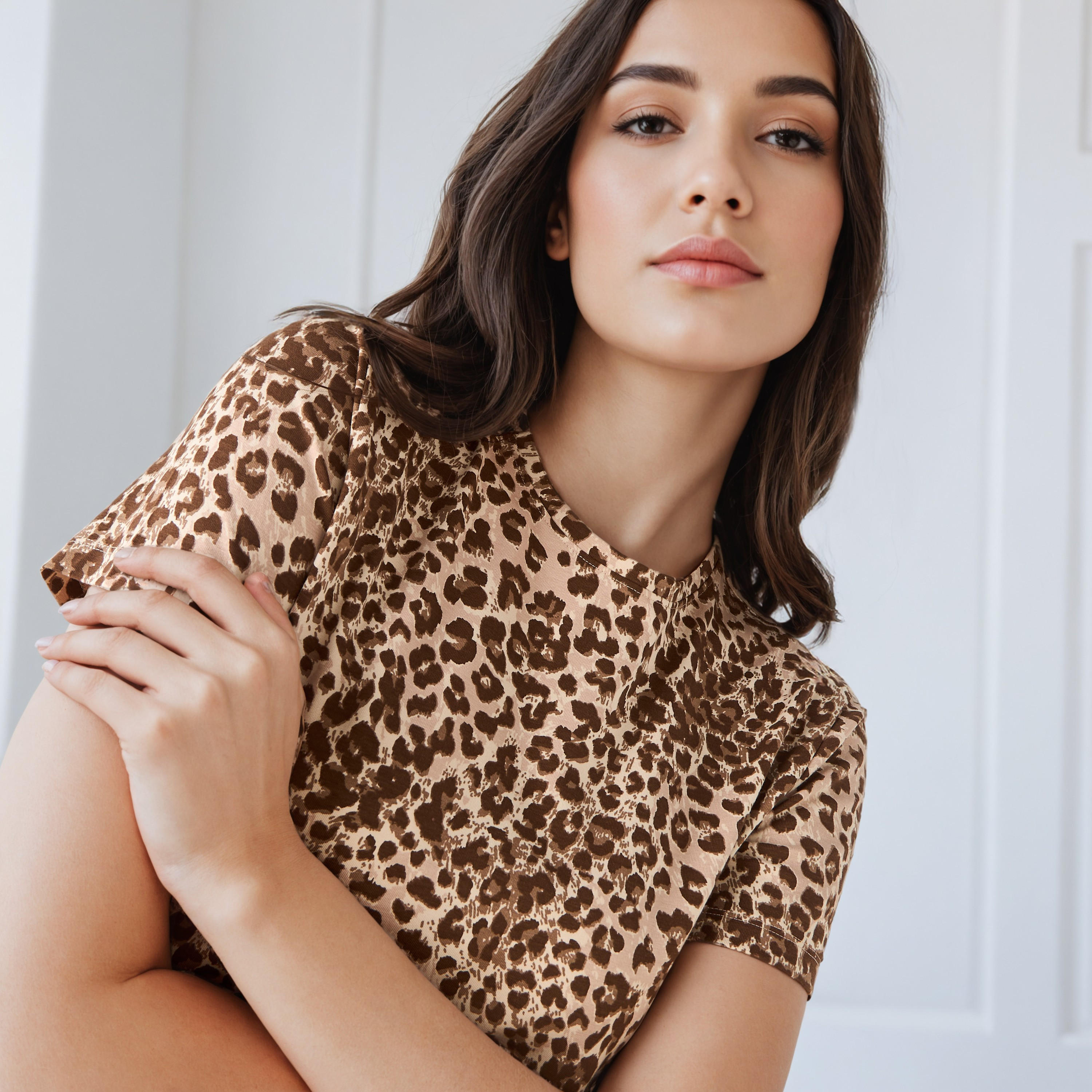 تيشيرت بياقة ضيقة وطبعات-women-clothing-tshirts-image-1
