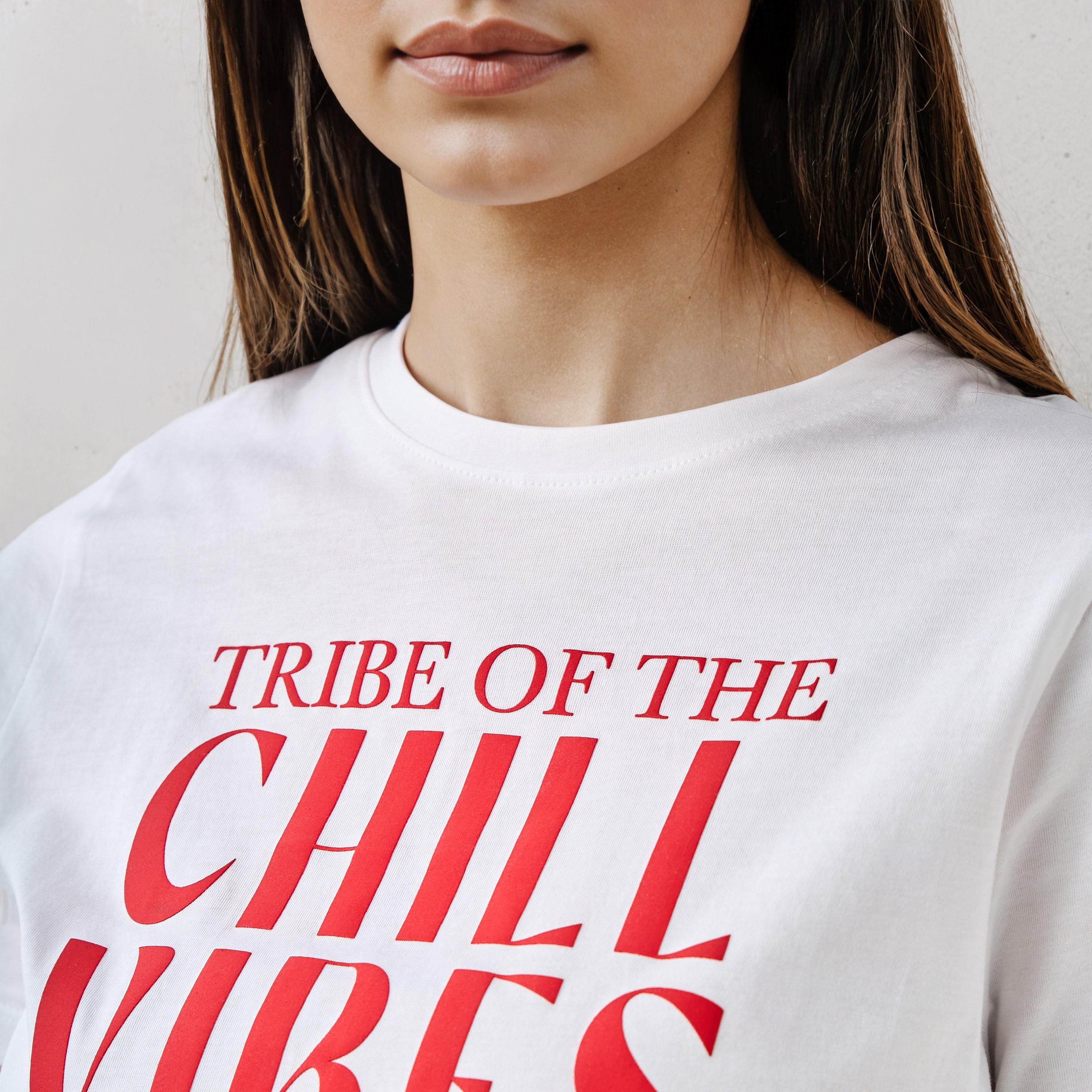 تيشيرت بياقة ضيقة وطبعات شعار-women-clothing-tshirts-image-1