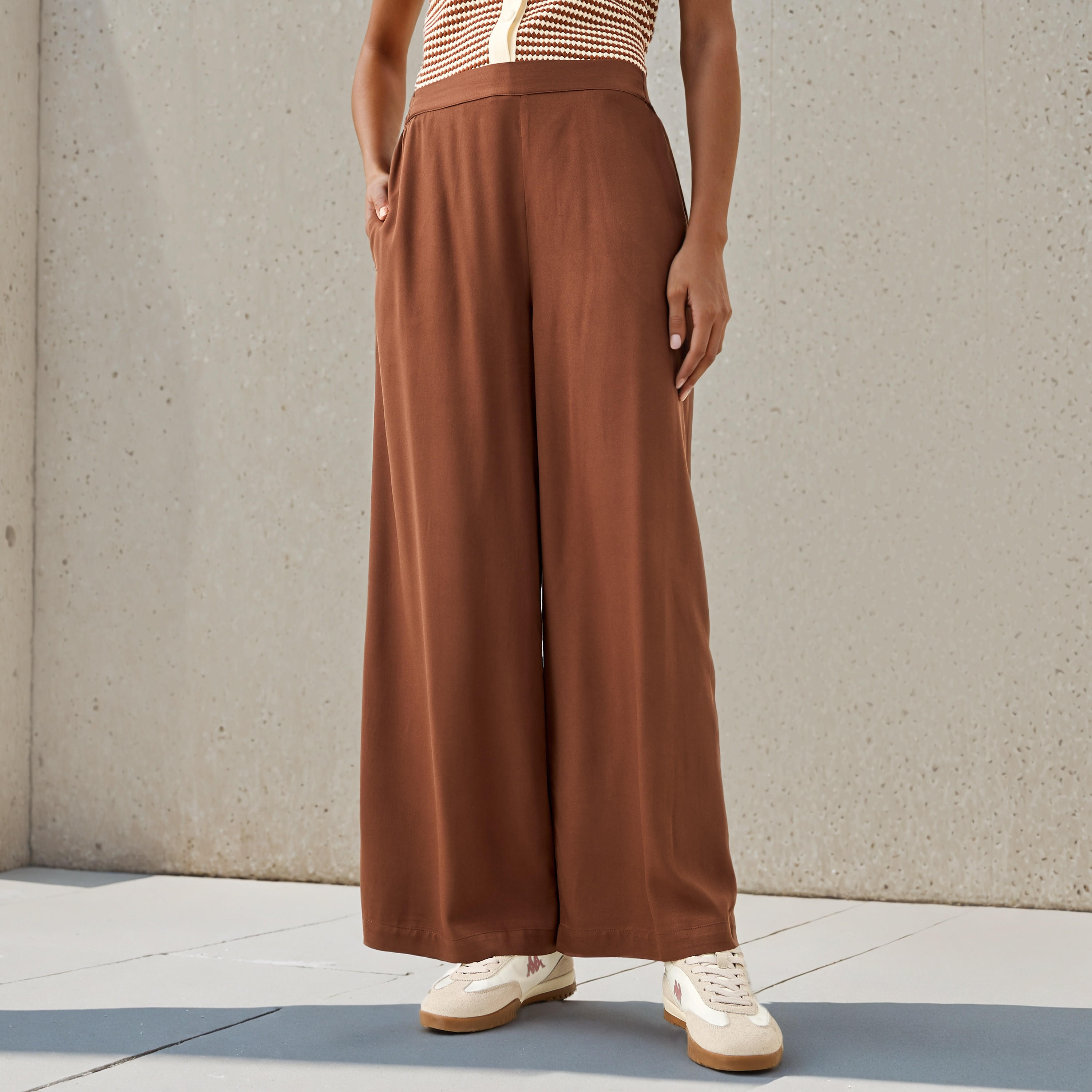 بنطلون بالازو بأرجل واسعة وخصر مرن-women-clothing-bottoms-trousers-image-1