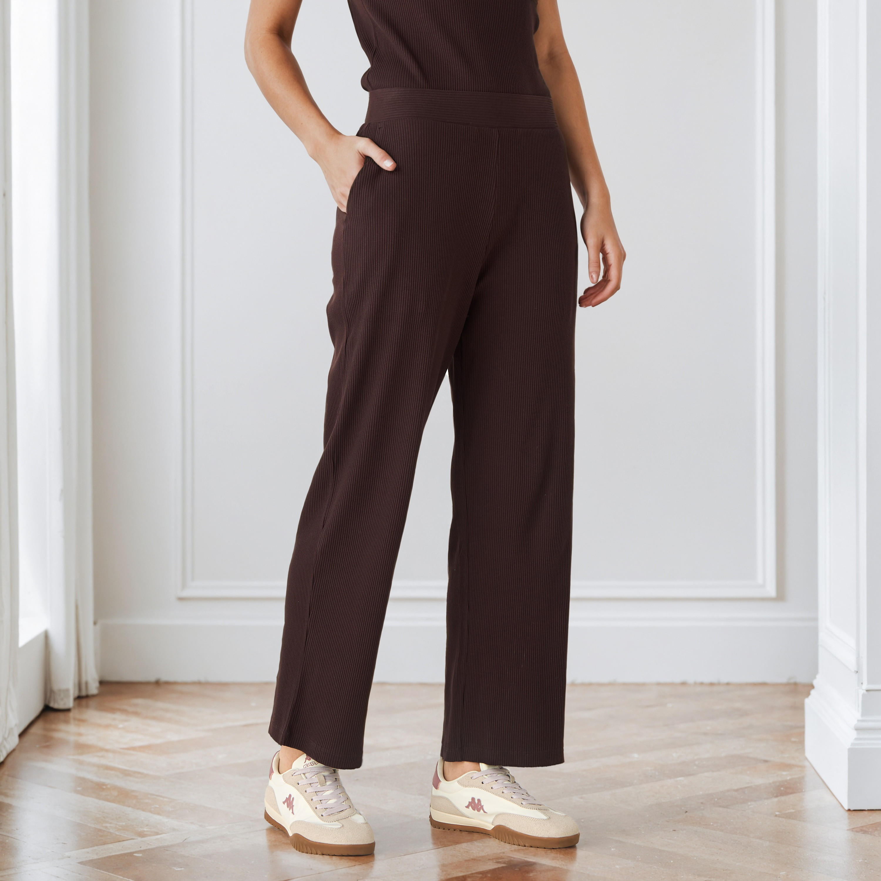 بنطلون واسع الساقين مضلع بخصر مطاطي وجيوب-women-clothing-bottoms-trousers-image-1