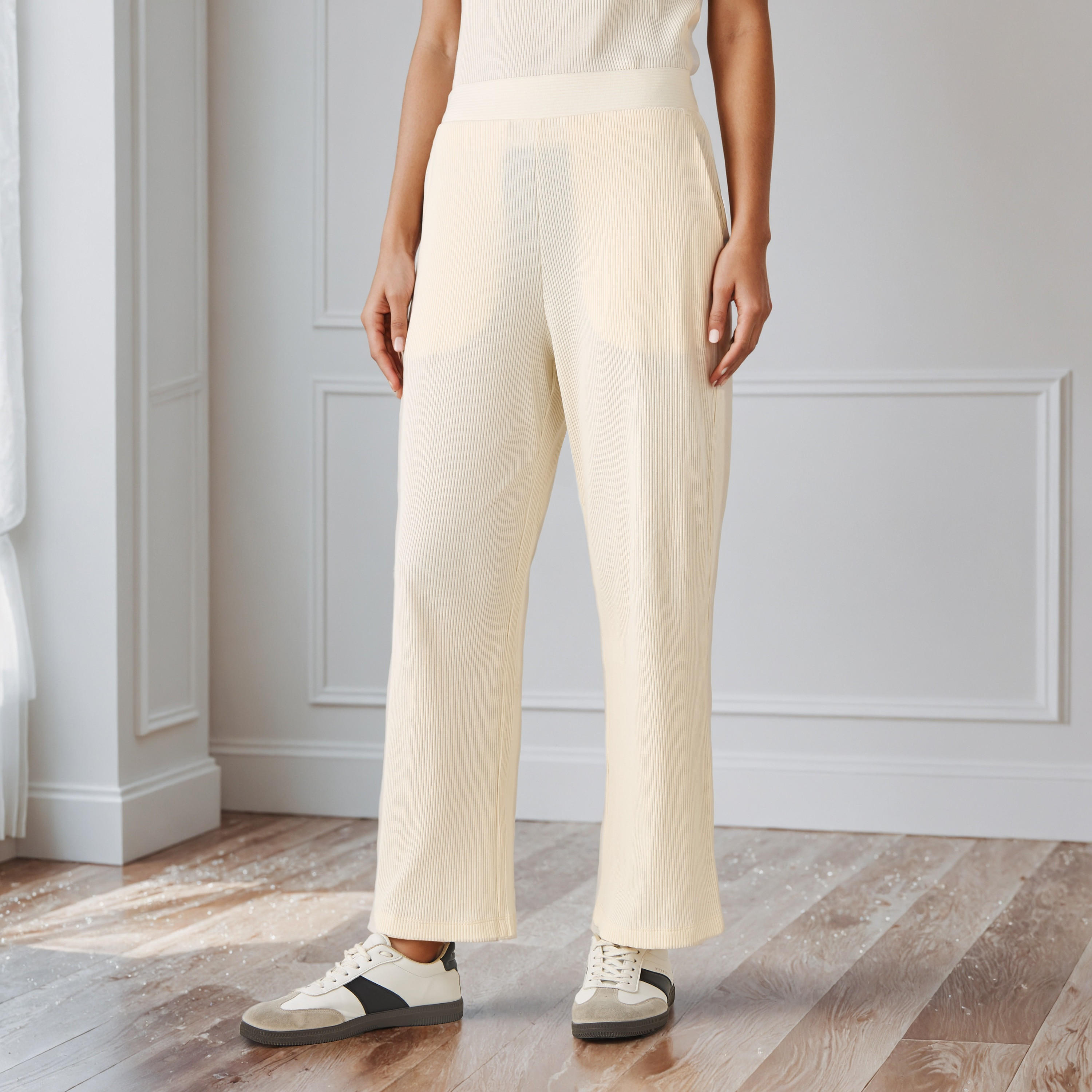بنطلون واسع الساقين مضلع بخصر مطاطي وجيوب-women-clothing-bottoms-trousers-image-1