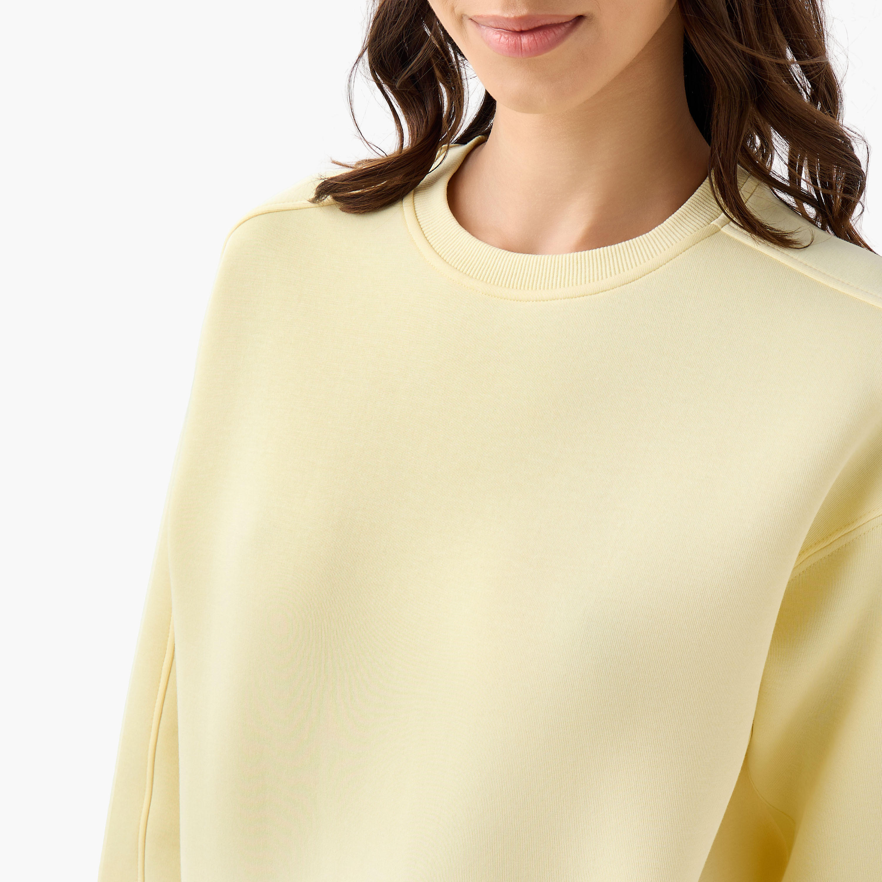 سويت شيرت بقصّة مريحة-women-winterwear-hoodiesandsweatshirts-sweatshirts-image-4
