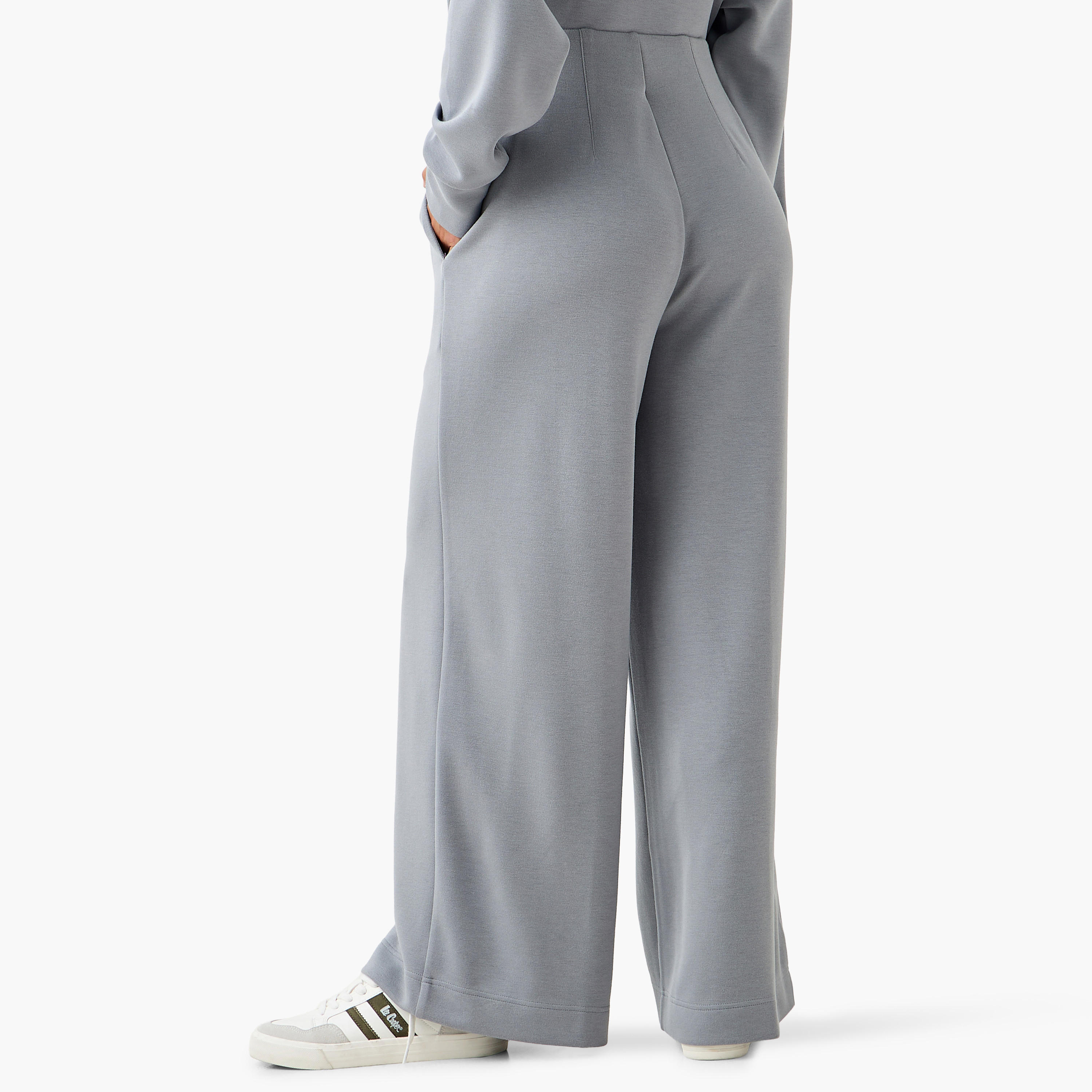 بنطلون واسع الساقين وخصر مرن بملمس ناعم بتفاصيل بينتوك وقصّة عادية-women-clothing-bottoms-joggers-image-4