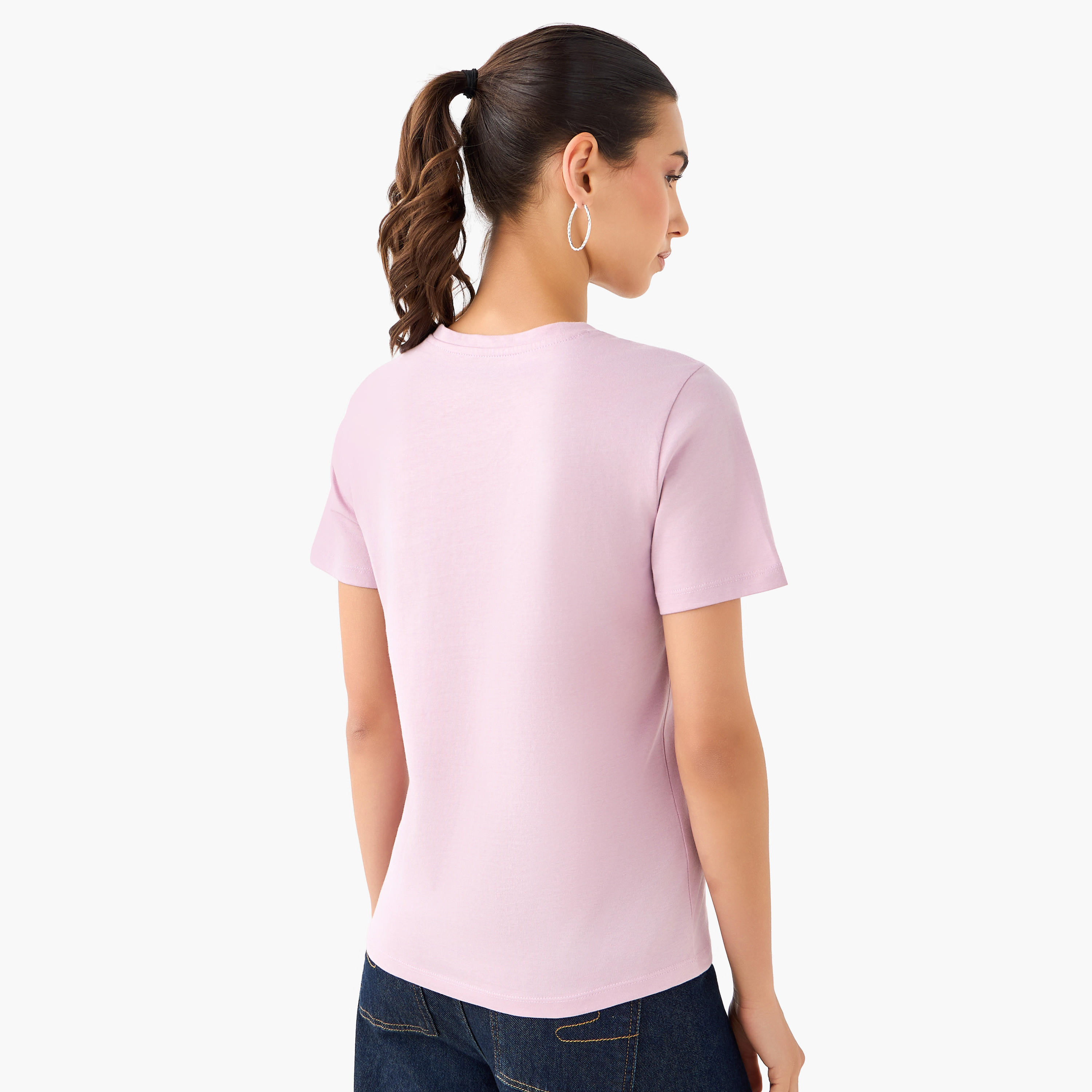 تيشيرت قطن بقصّة عادية وطبعات تايبوجرافيك-women-clothing-tshirts-image-3