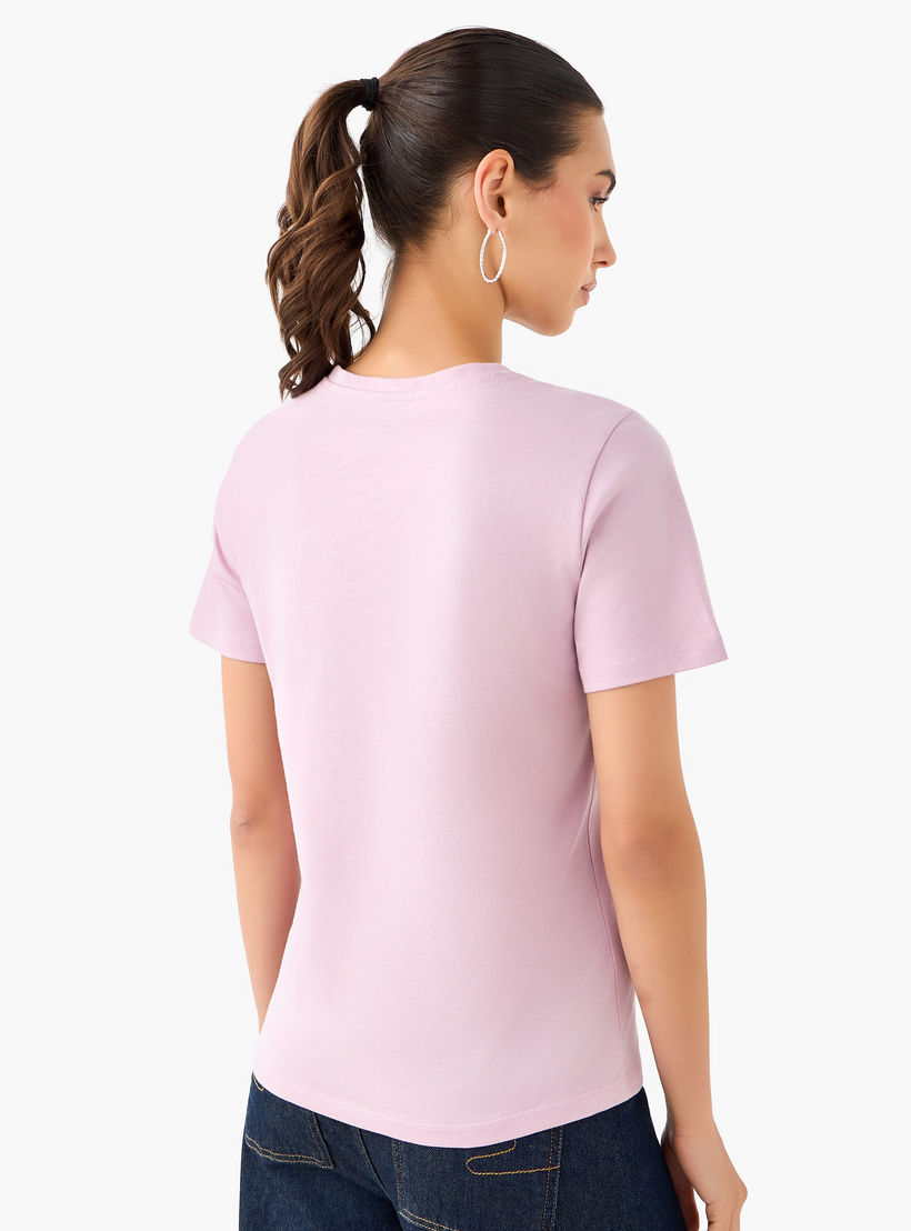 تيشيرت قطن بقصّة عادية وطبعات تايبوجرافيك-women-clothing-tshirts-image-3