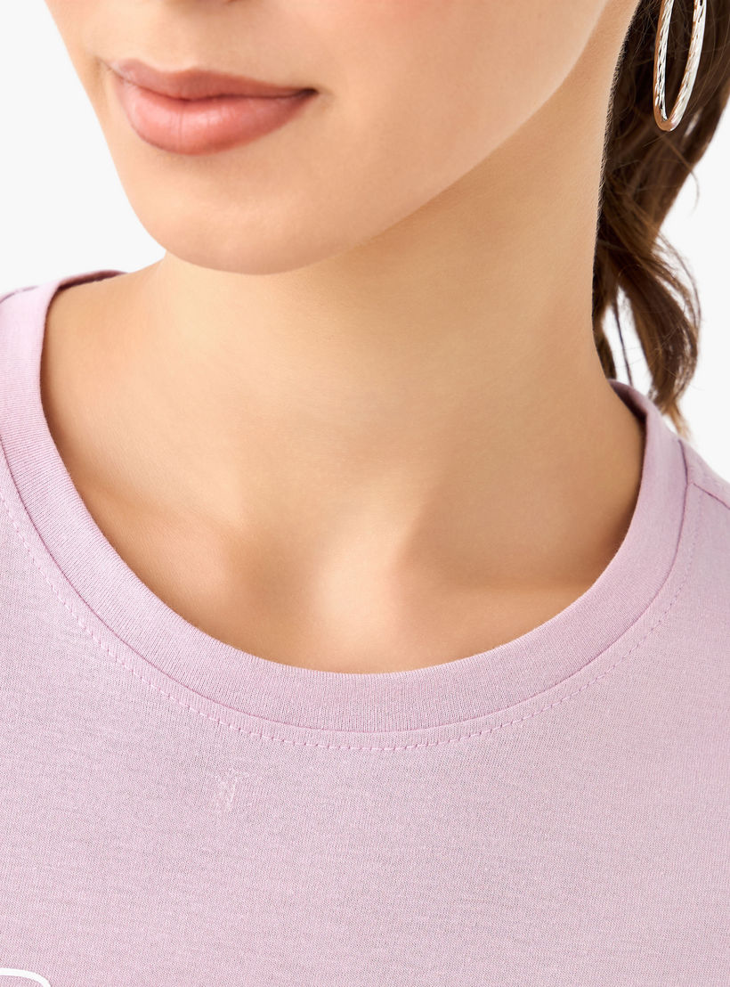 تيشيرت قطن بقصّة عادية وطبعات تايبوجرافيك-women-clothing-tshirts-image-4