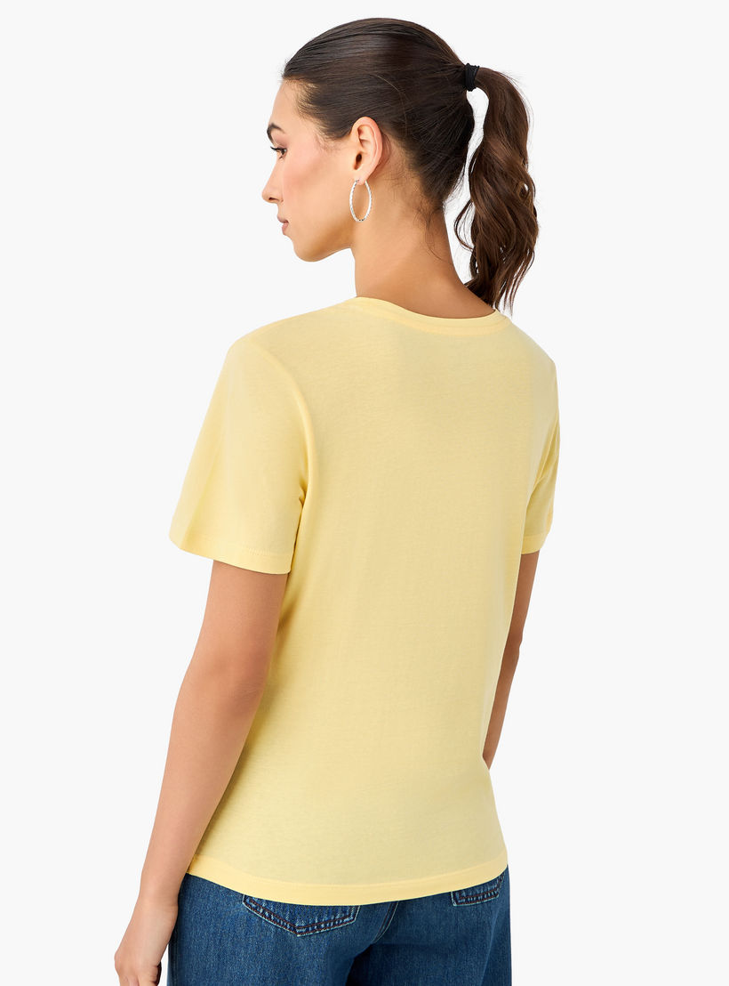 تيشيرت قطن بطبعة شعار وبقصة سليم-women-clothing-tshirts-image-4