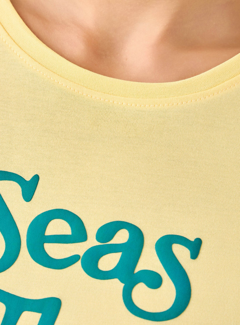 تيشيرت قطن بطبعة شعار وبقصة سليم-women-clothing-tshirts-image-5