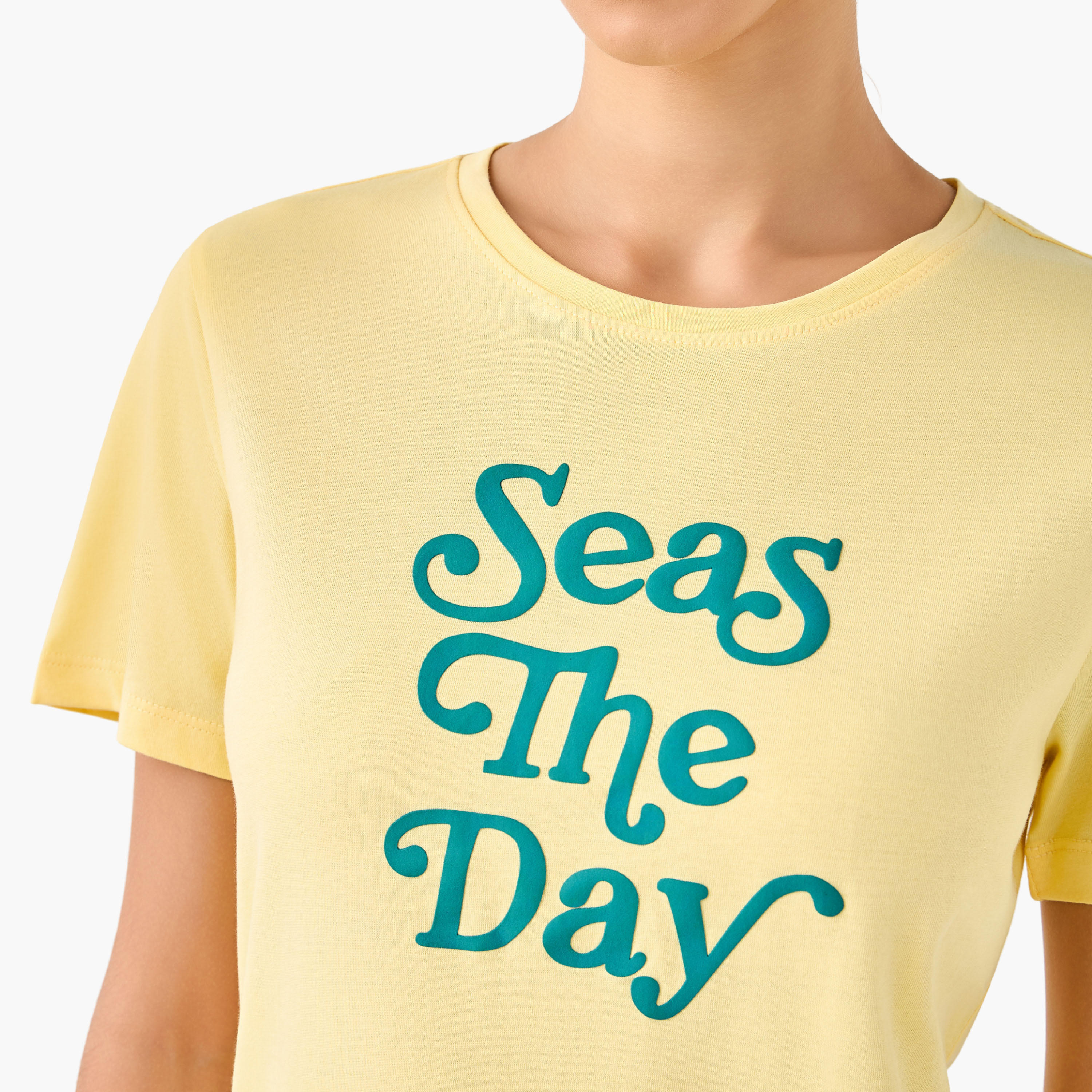 تيشيرت قطن بطبعة شعار وبقصة سليم-women-clothing-tshirts-image-6