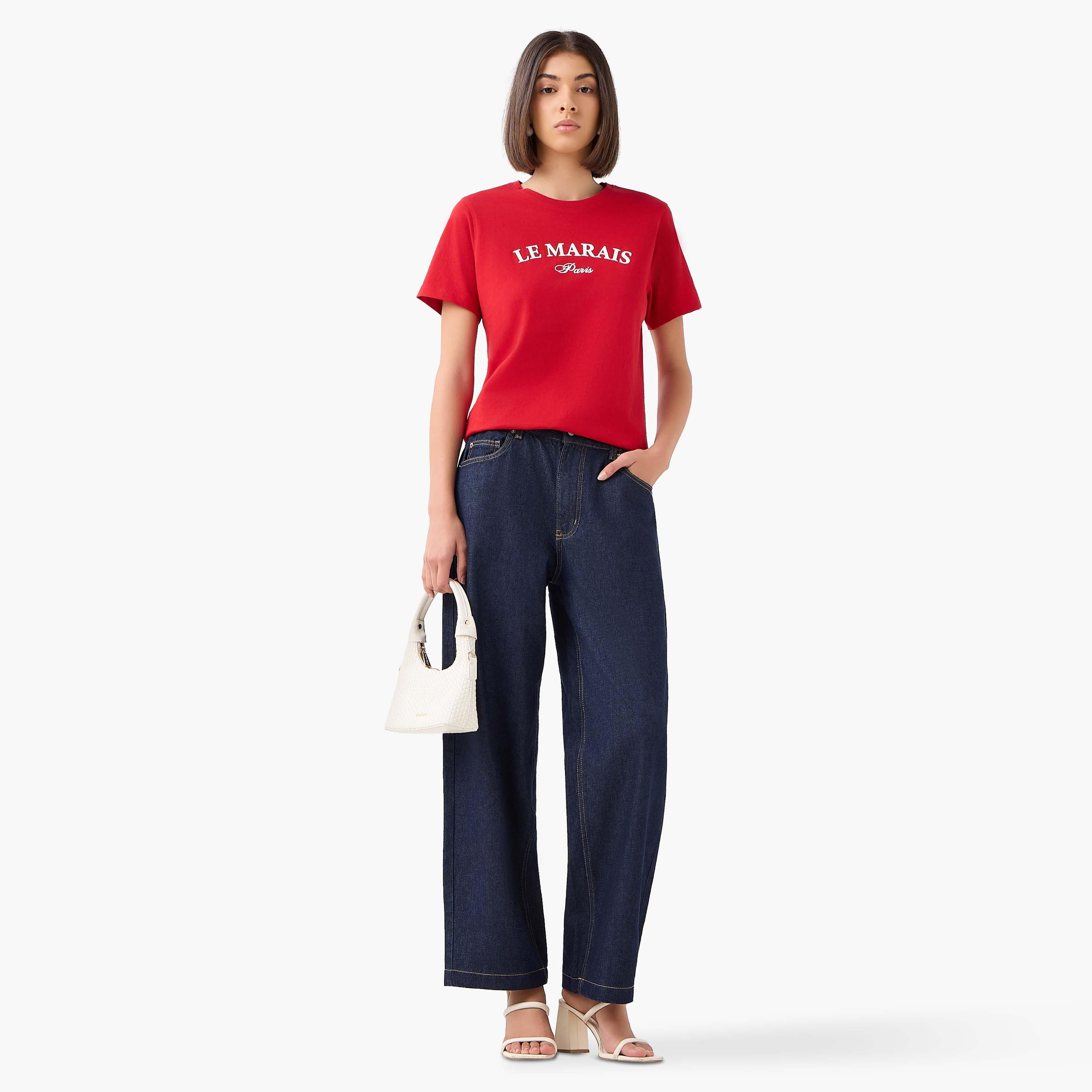 تيشيرت قطن بقصة عادية وطبعة كتابية-women-clothing-tshirts-image-4