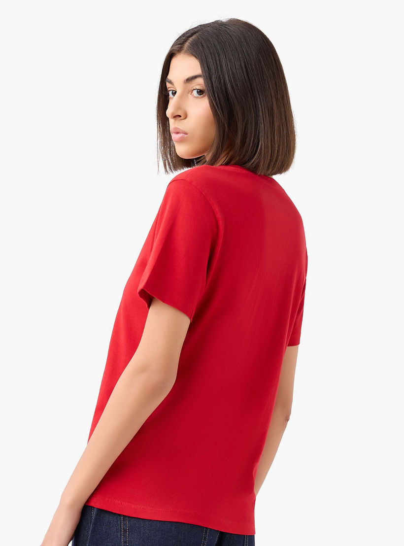 تيشيرت قطن بقصة عادية وطبعة كتابية-women-clothing-tshirts-image-3