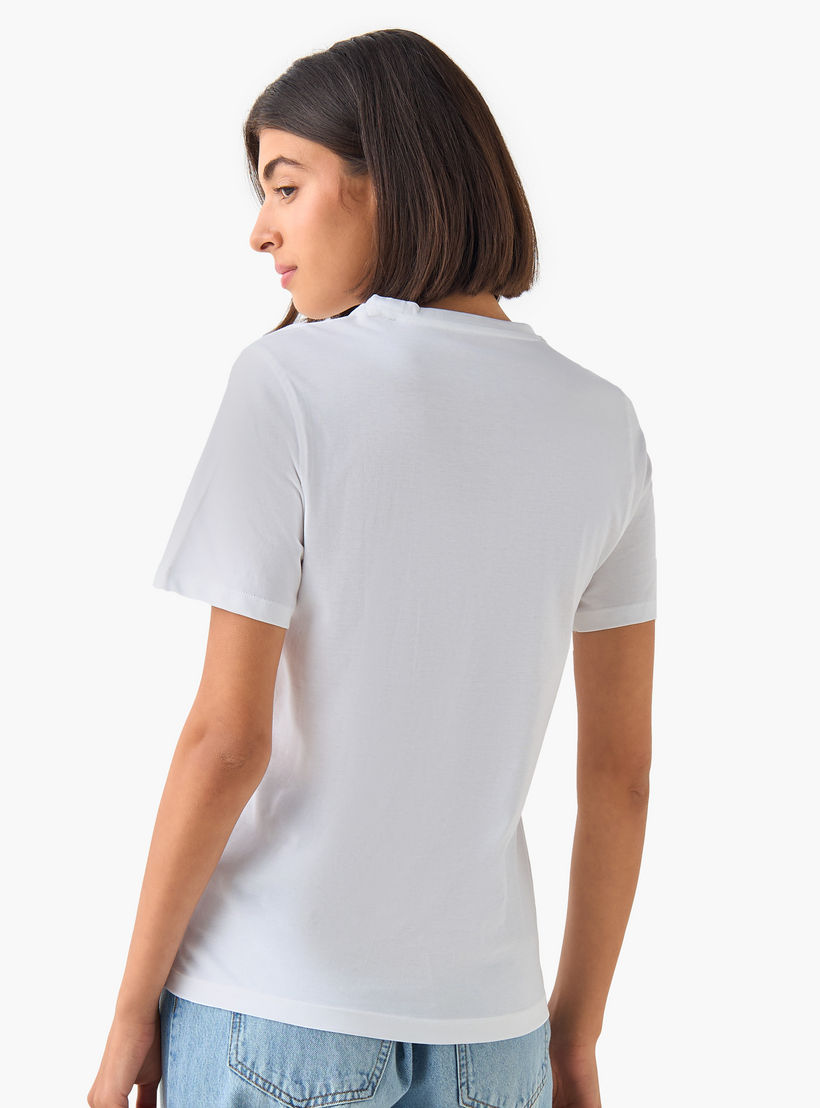 تيشيرت قطن بقصة عادية بطبعات جرافيك-women-clothing-tshirts-image-3