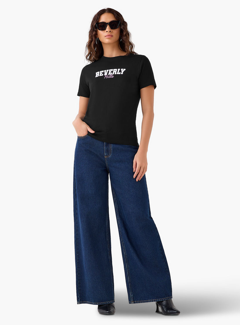 تيشيرت قطن بقصة عادية وطبعات تايبوجرافيك-women-clothing-tshirts-image-3