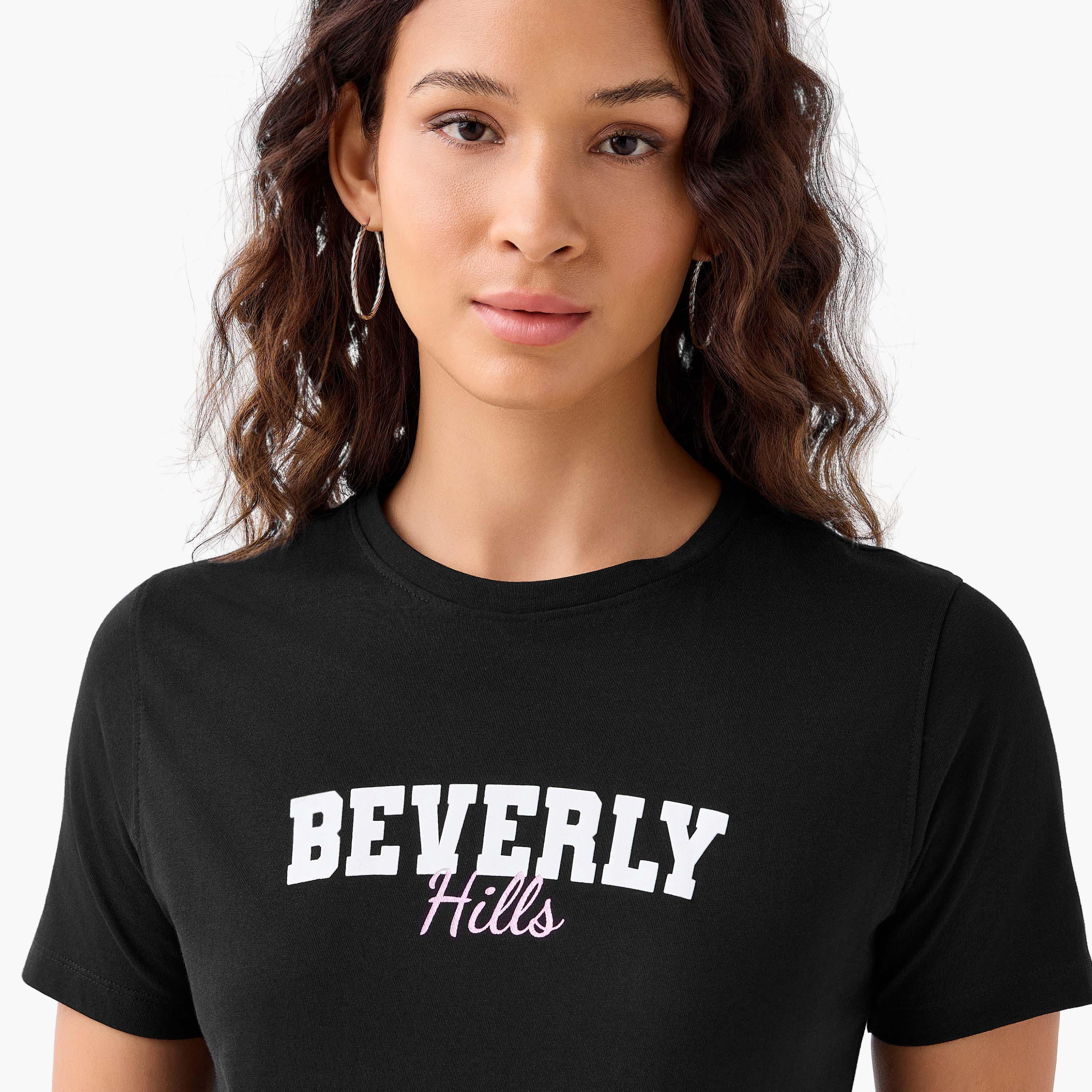 تيشيرت قطن بقصة عادية وطبعات تايبوجرافيك-women-clothing-tshirts-image-6