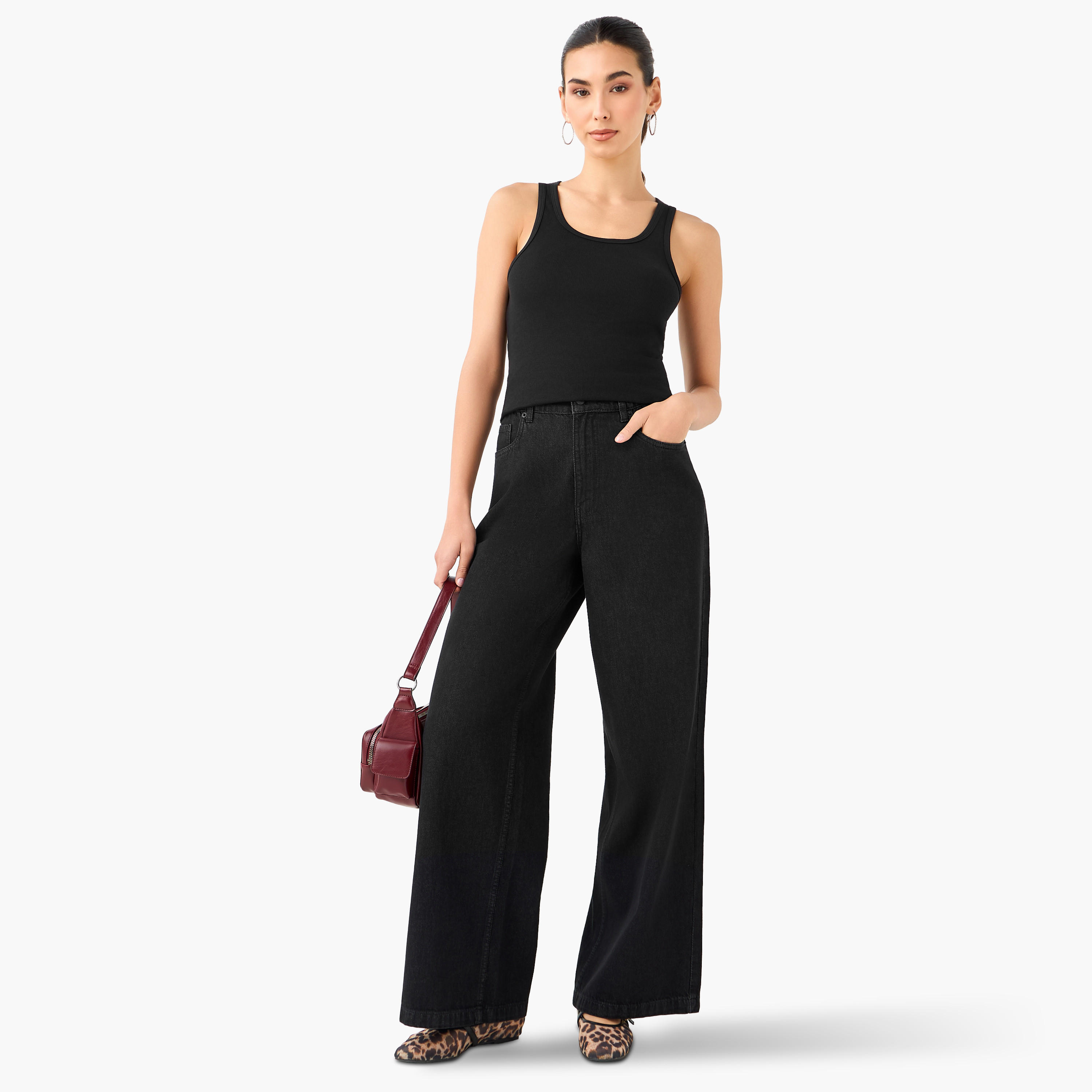 بلوزة تانك مضلعة بقصّة سليم وياقة عميقة-women-clothing-tshirts-image-2