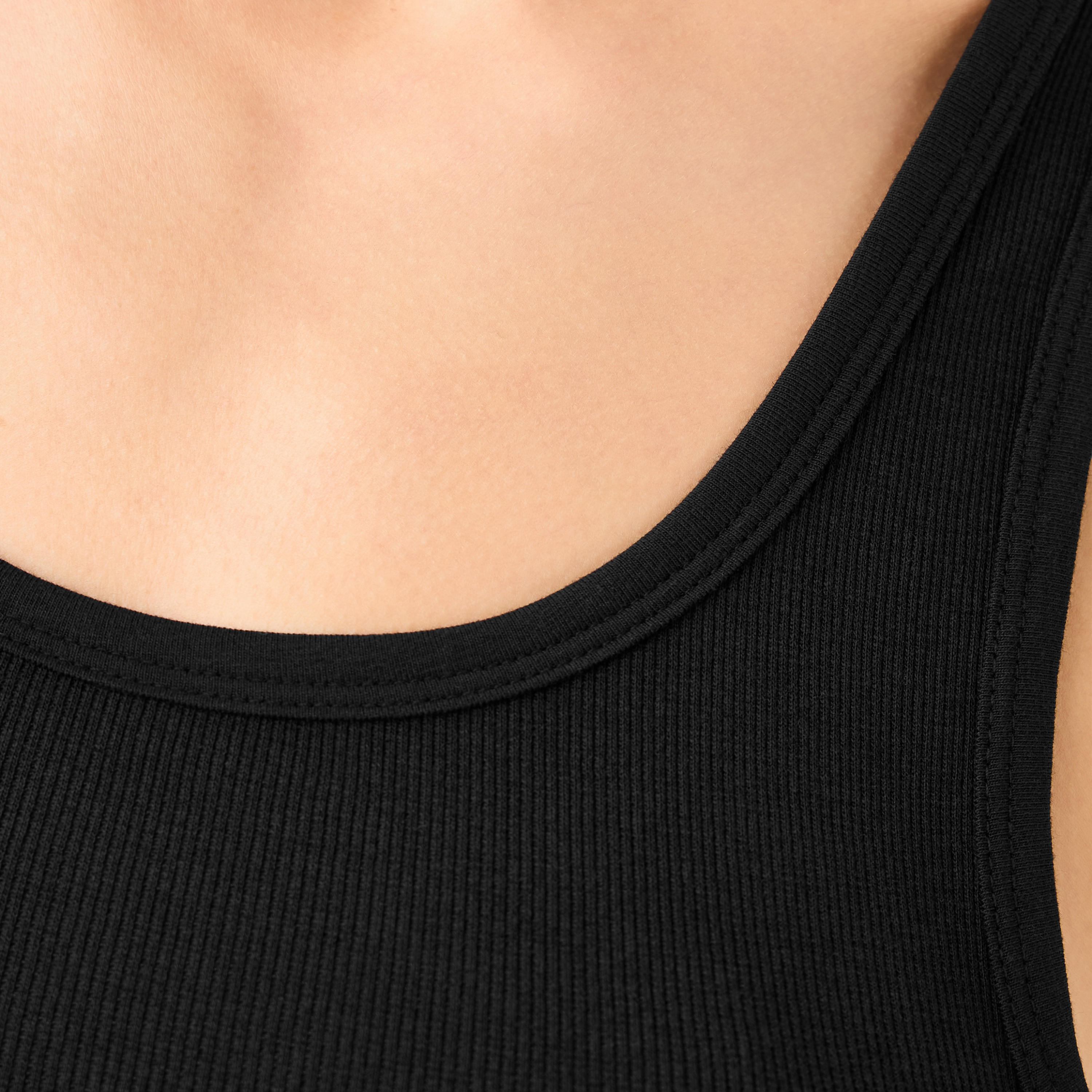 بلوزة تانك مضلعة بقصّة سليم وياقة عميقة-women-clothing-tshirts-image-3