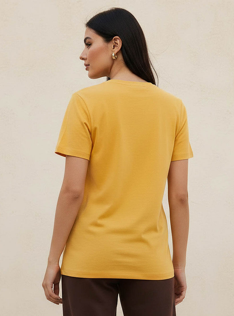 تيشيرت بقصة عادية وياقة ضيقة-women-clothing-tshirts-image-4