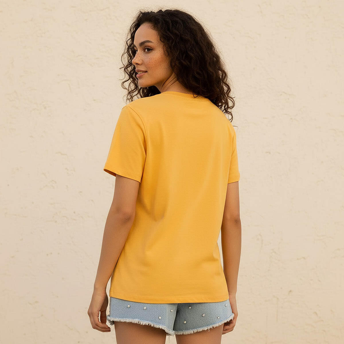 تيشيرت قطن بقصة عادية وطبعة شعار مزينة-women-clothing-tshirts-image-4