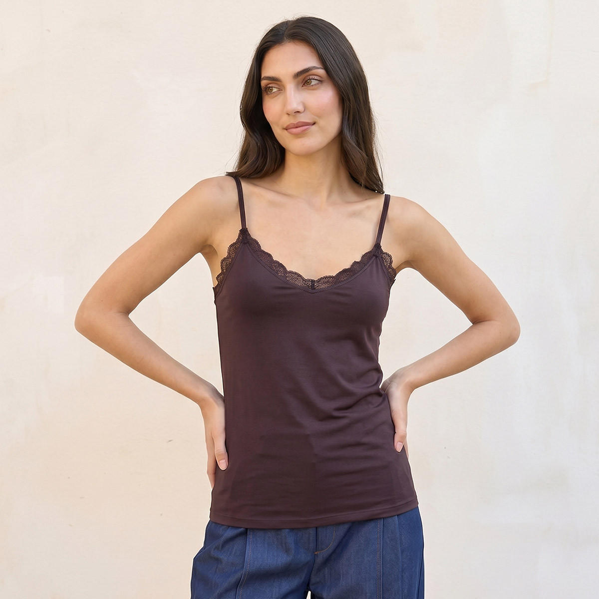 بلوزة كامي أساسية بقصة سليم وحواف دانتيل من سبلاش-women-clothing-tshirts-image-1