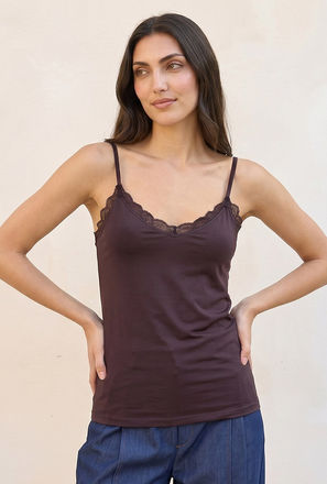 بلوزة كامي أساسية بقصة سليم وحواف دانتيل من سبلاش-women-clothing-tshirts-image-1