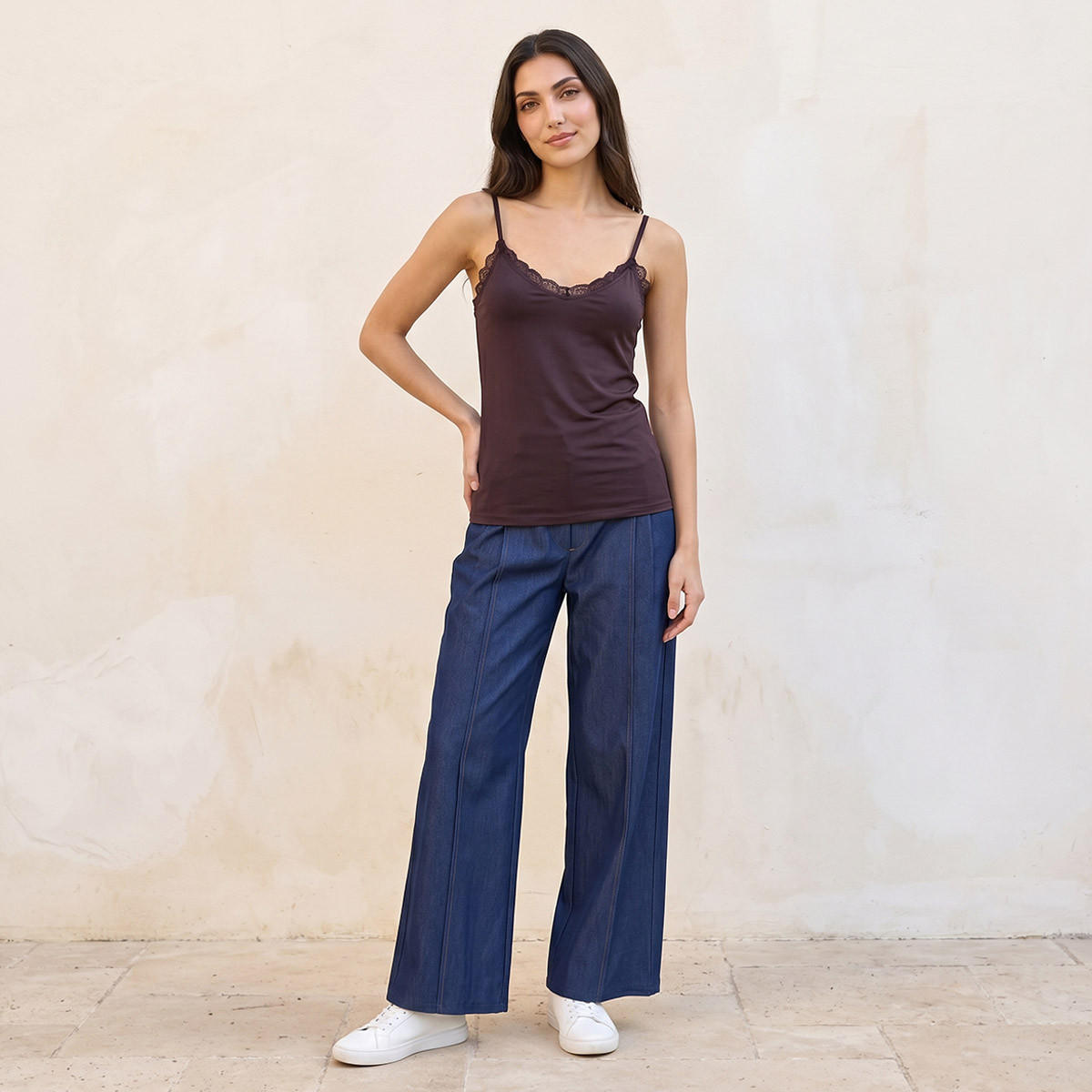 بلوزة كامي أساسية بقصة سليم وحواف دانتيل من سبلاش-women-clothing-tshirts-image-3