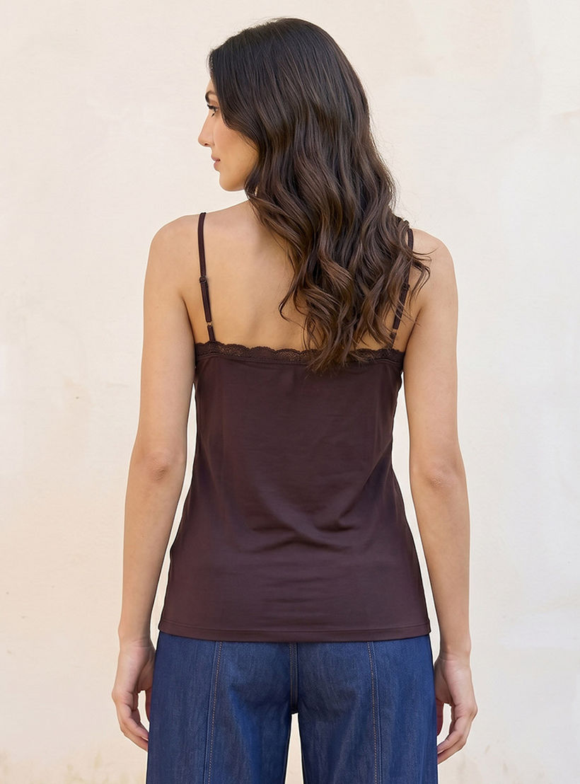 بلوزة كامي أساسية بقصة سليم وحواف دانتيل من سبلاش-women-clothing-tshirts-image-4
