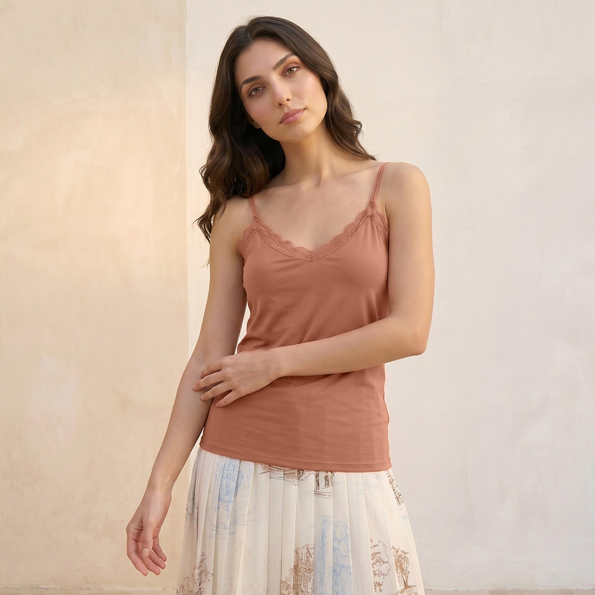 بلوزة كامي أساسية بقصة سليم وحواف دانتيل من سبلاش-women-clothing-tshirts-image-1