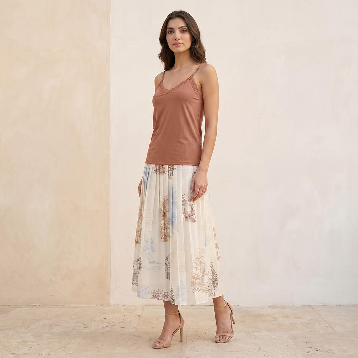 بلوزة كامي أساسية بقصة سليم وحواف دانتيل من سبلاش-women-clothing-tshirts-image-3