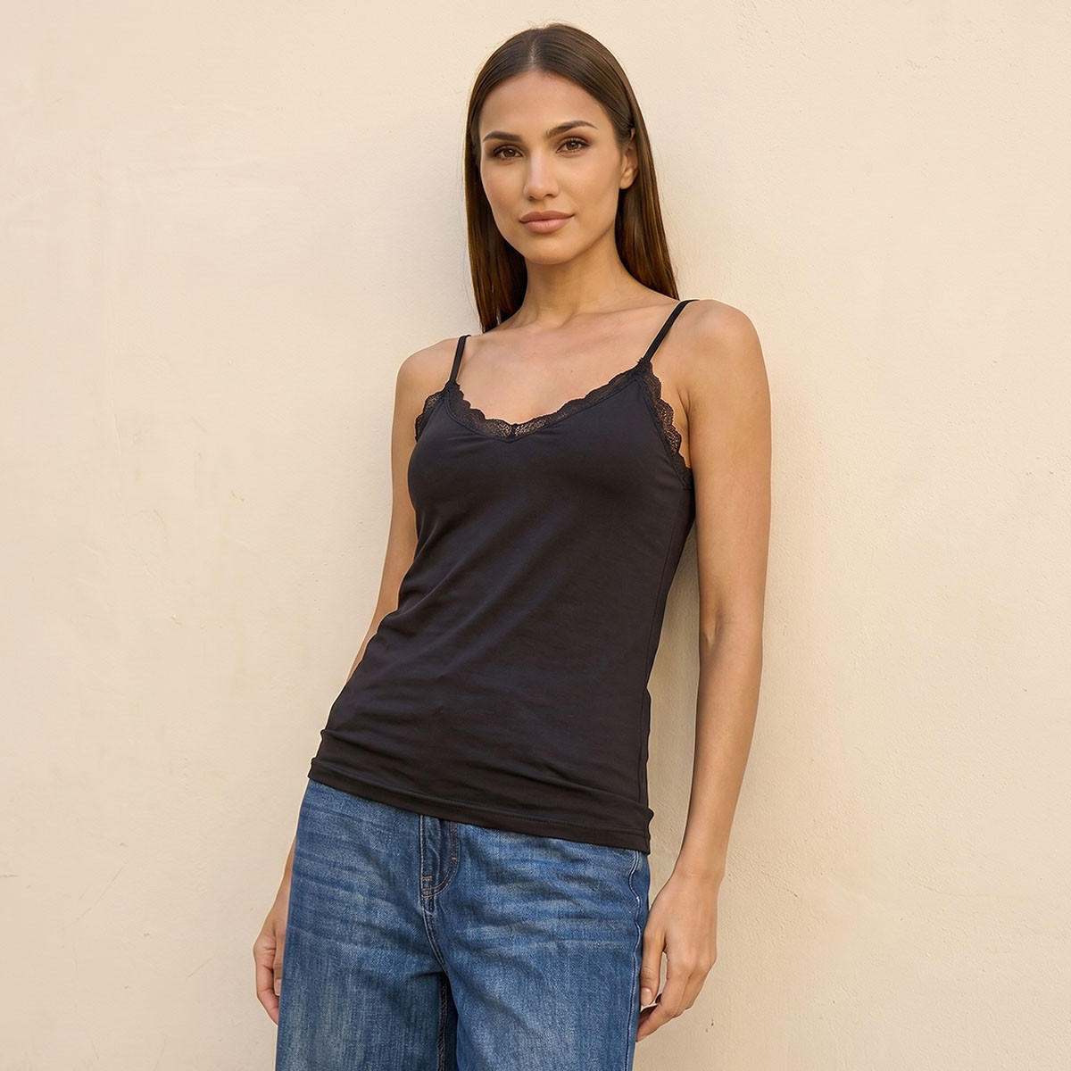 بلوزة كامي أساسية بقصة سليم وحواف دانتيل من سبلاش-women-clothing-tshirts-image-1