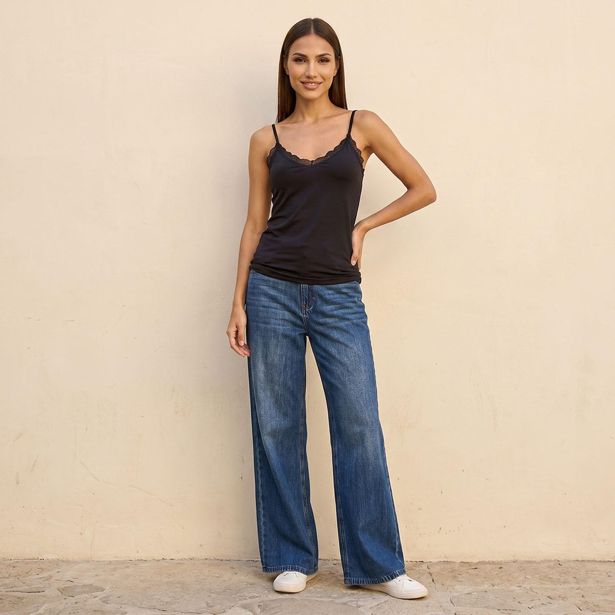 بلوزة كامي أساسية بقصة سليم وحواف دانتيل من سبلاش-women-clothing-tshirts-image-3