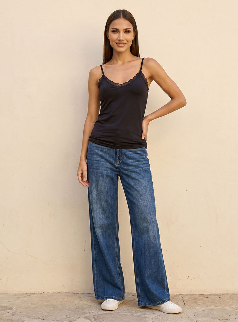 بلوزة كامي أساسية بقصة سليم وحواف دانتيل من سبلاش-women-clothing-tshirts-image-3