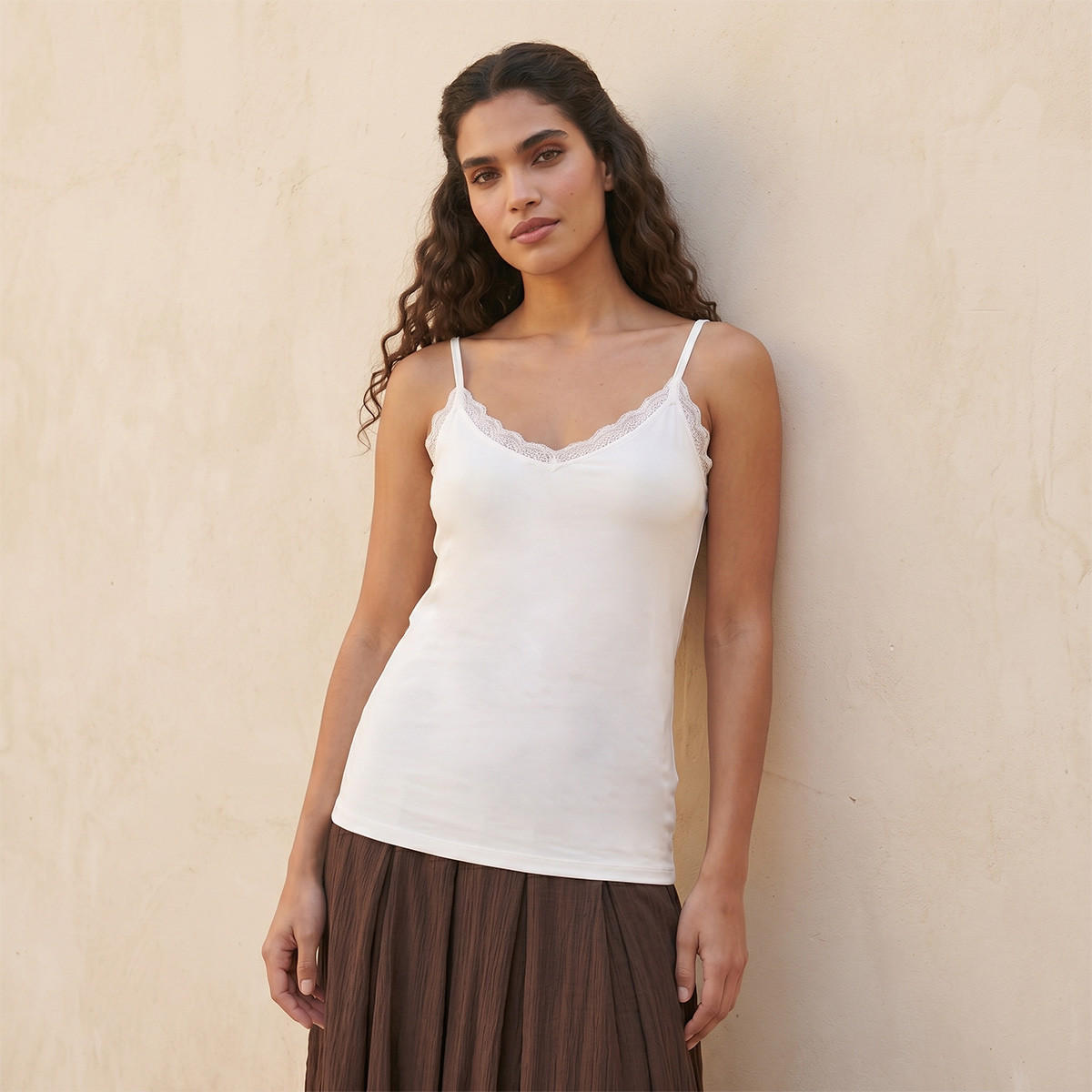 بلوزة كامي أساسية بقصة سليم وحواف دانتيل من سبلاش-women-clothing-tshirts-image-1