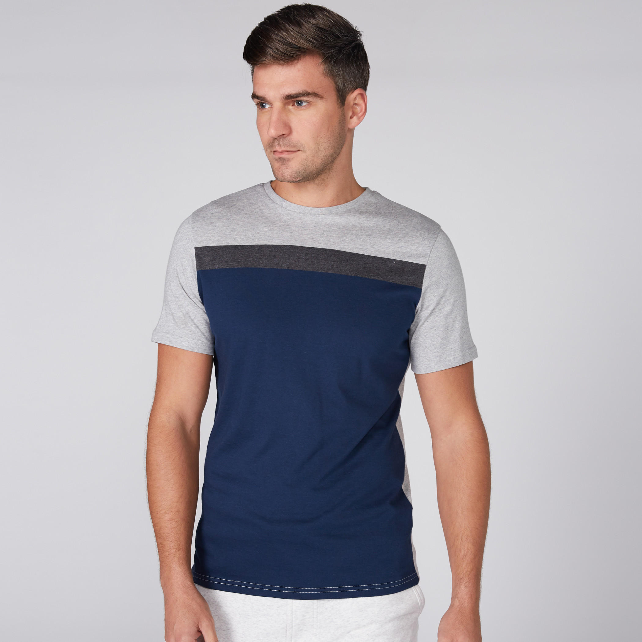 تيشيرت بياقة ضيّقة وأكمام قصيرة-men-clothing-tshirtsandpolos-tshirts-image-4