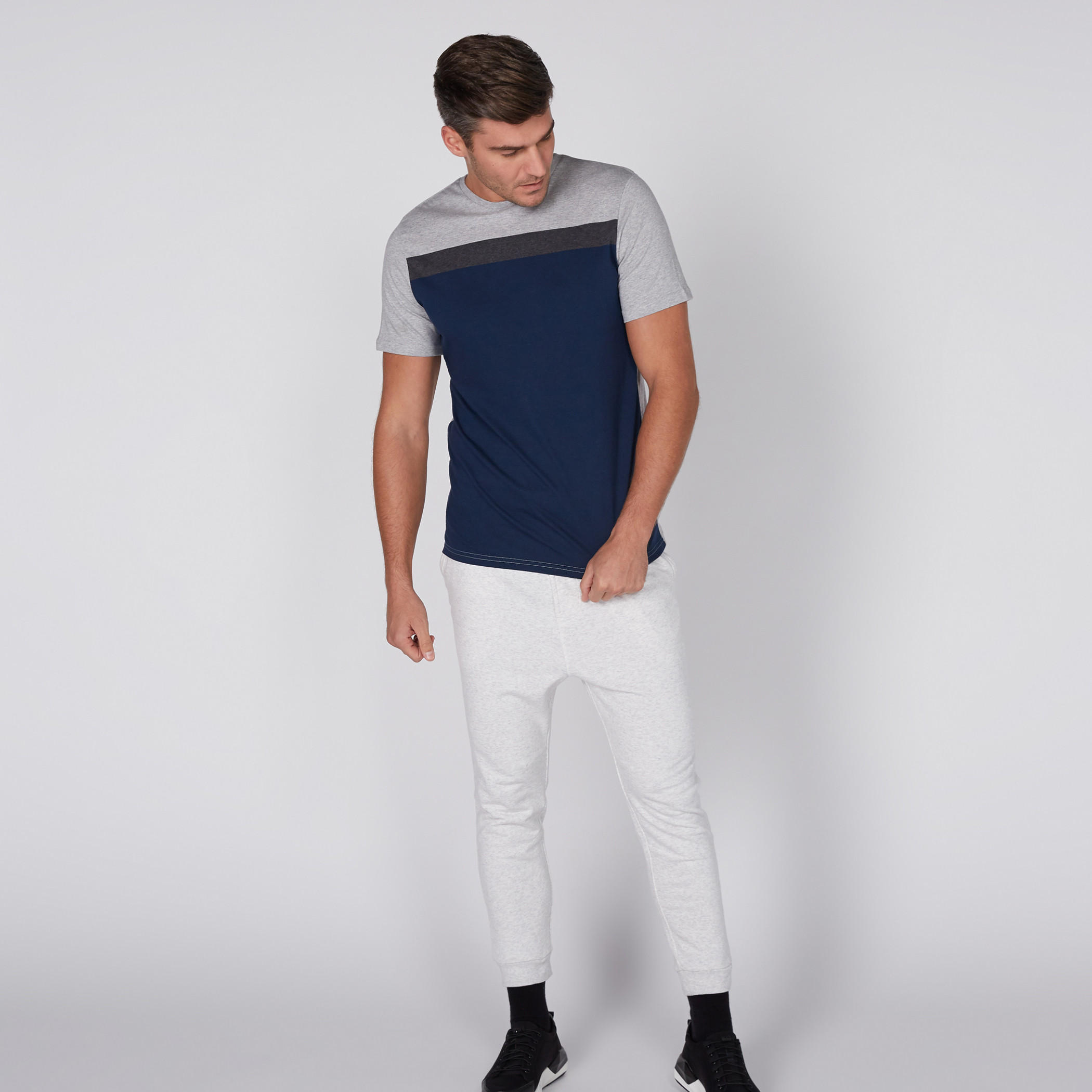 تيشيرت بياقة ضيّقة وأكمام قصيرة-men-clothing-tshirtsandpolos-tshirts-image-3