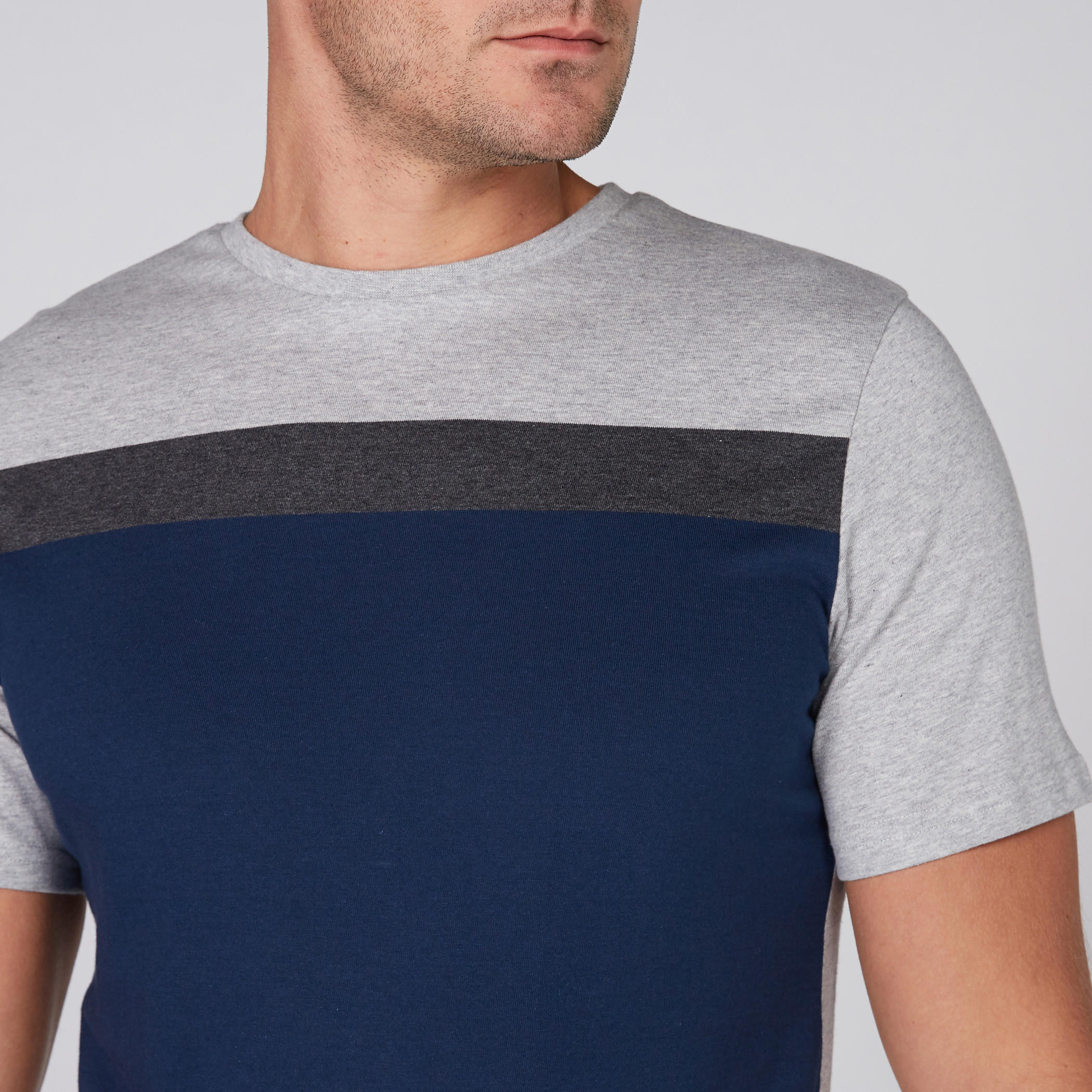 تيشيرت بياقة ضيّقة وأكمام قصيرة-men-clothing-tshirtsandpolos-tshirts-image-2