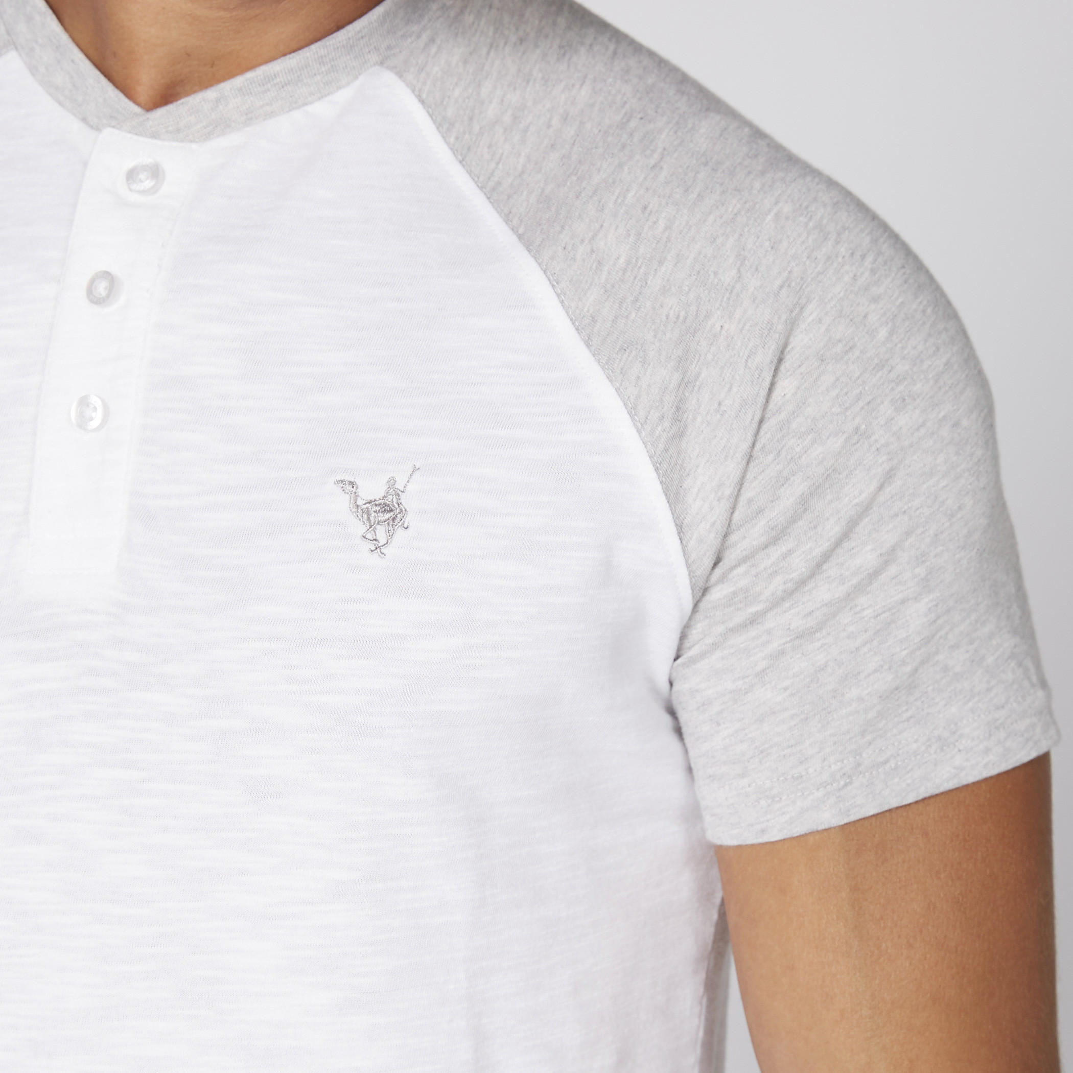 تيشيرت ياقة هينلي بأكمام مغايرة-men-clothing-tshirtsandpolos-tshirts-image-3