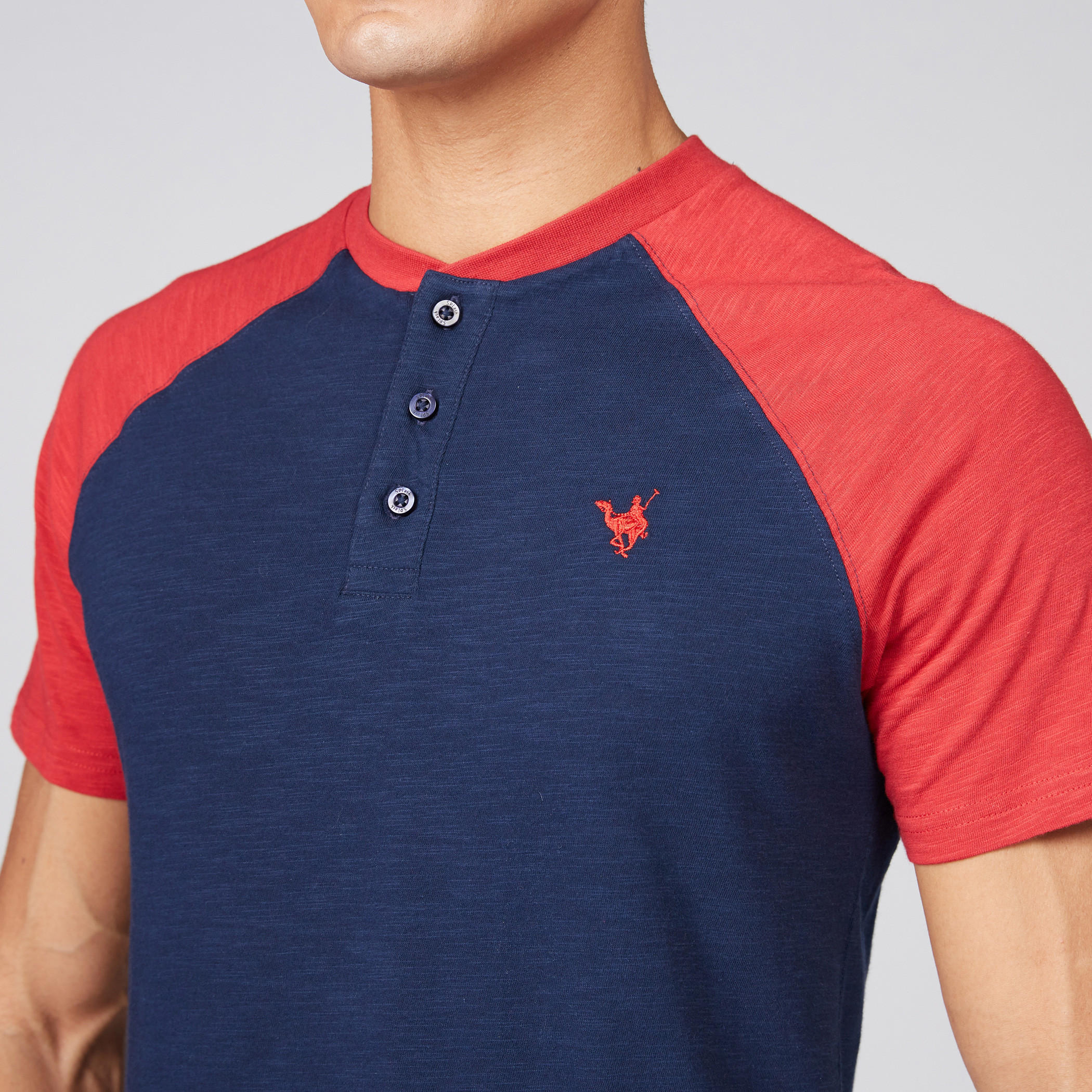 تيشيرت ياقة هينلي وأكمام مغايرة-men-clothing-tshirtsandpolos-tshirts-image-4