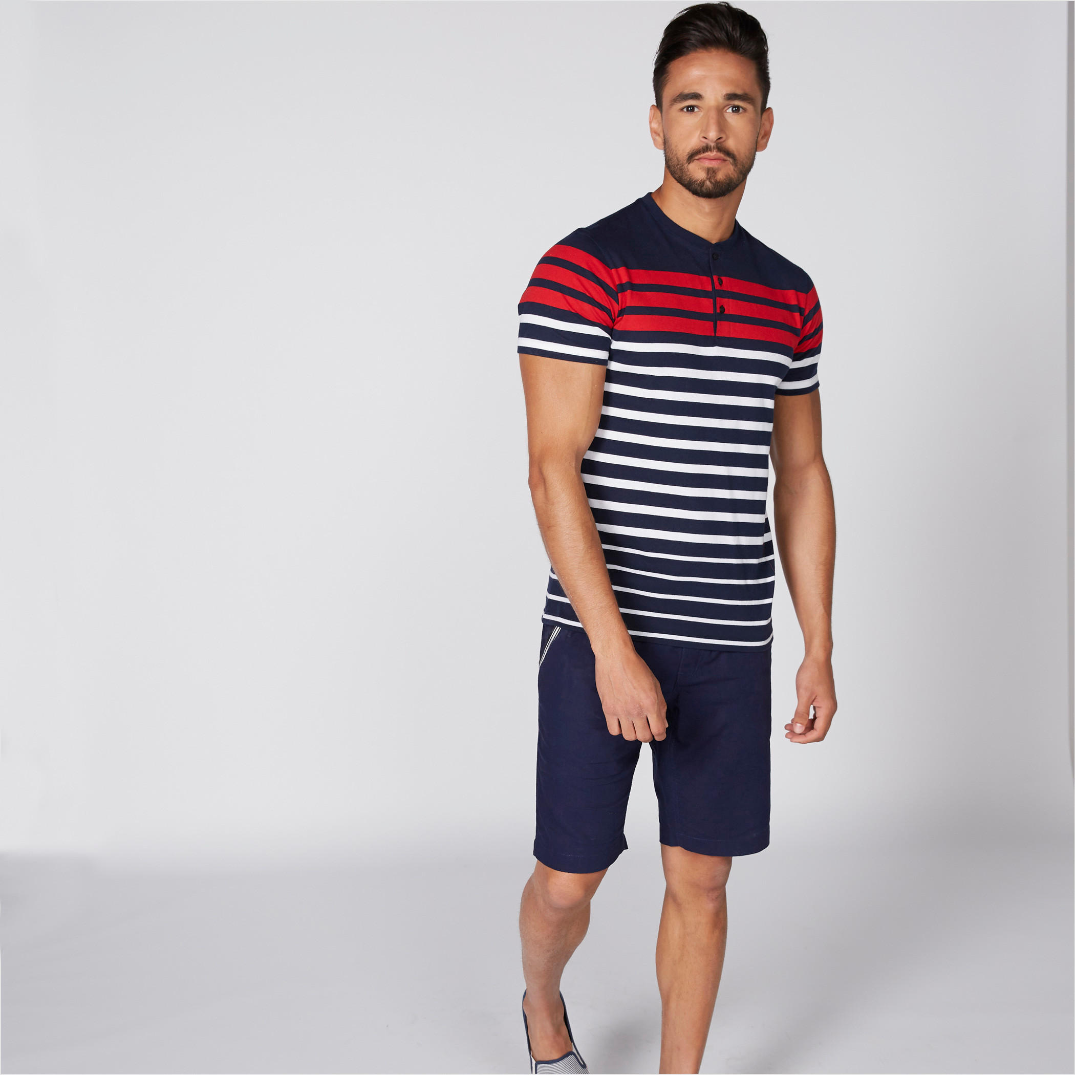 تيشيرت مقلّم بياقة هينلي وأكمام قصيرة-men-clothing-tshirtsandpolos-tshirts-image-2
