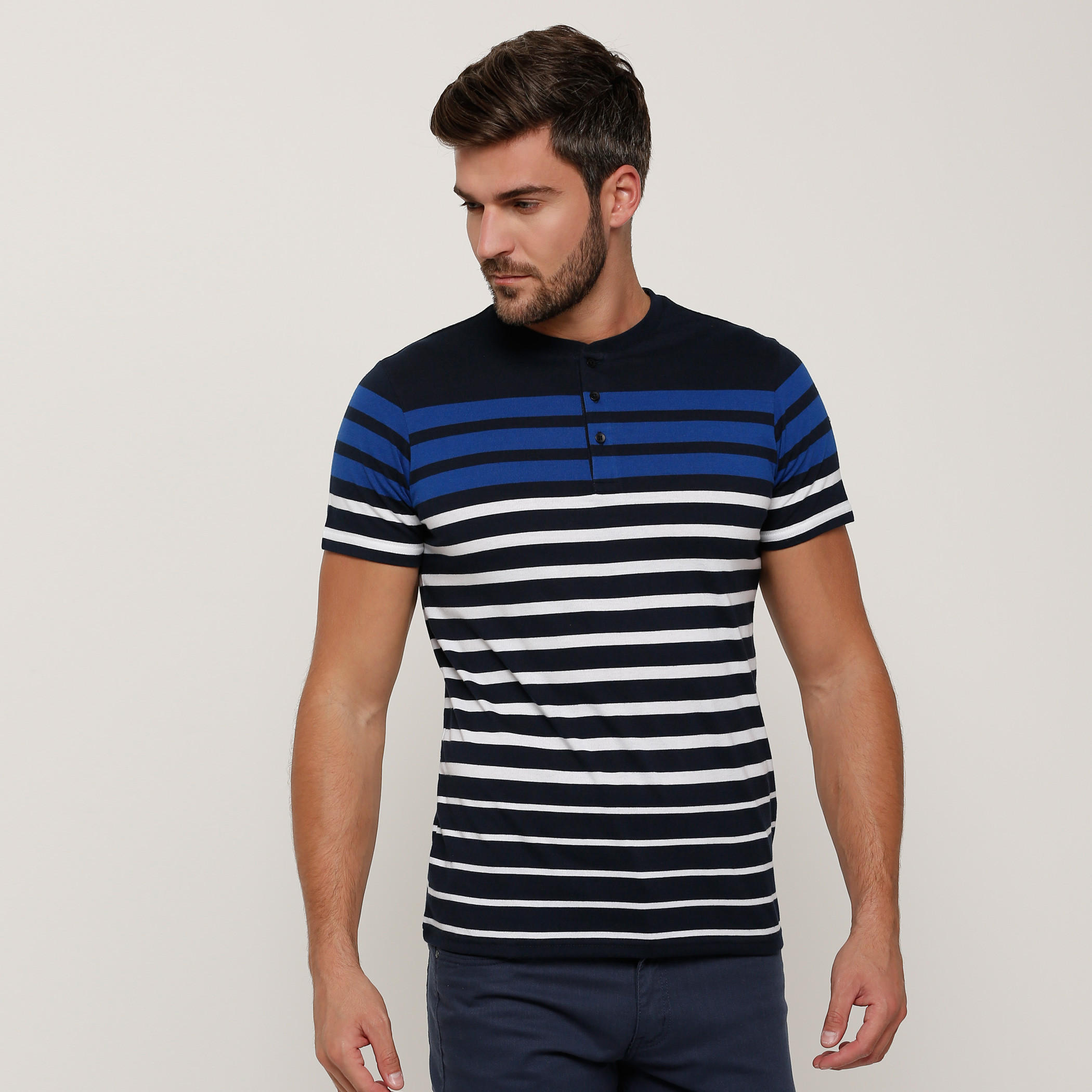 تيشيرت مقلّم بياقة هينلي وأكمام قصيرة-men-clothing-tshirtsandpolos-tshirts-image-1