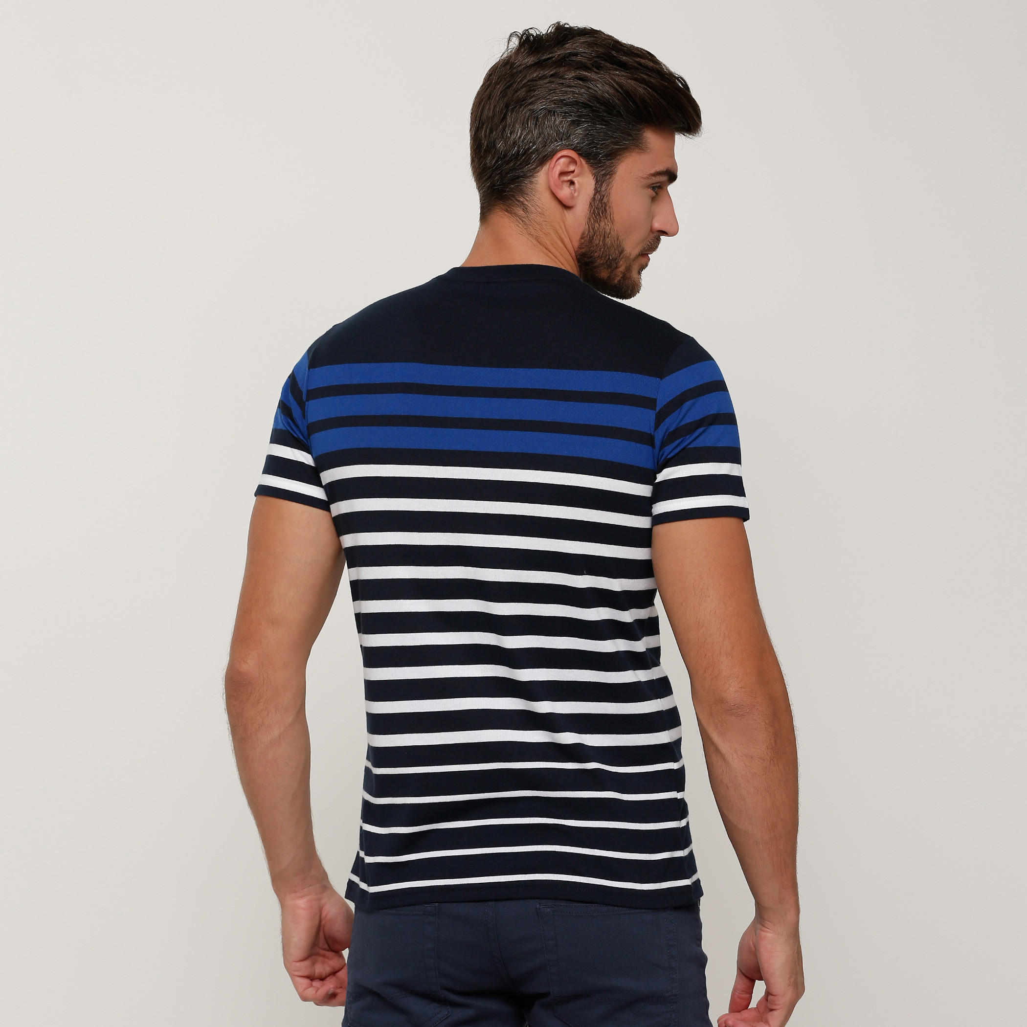 تيشيرت مقلّم بياقة هينلي وأكمام قصيرة-men-clothing-tshirtsandpolos-tshirts-image-2