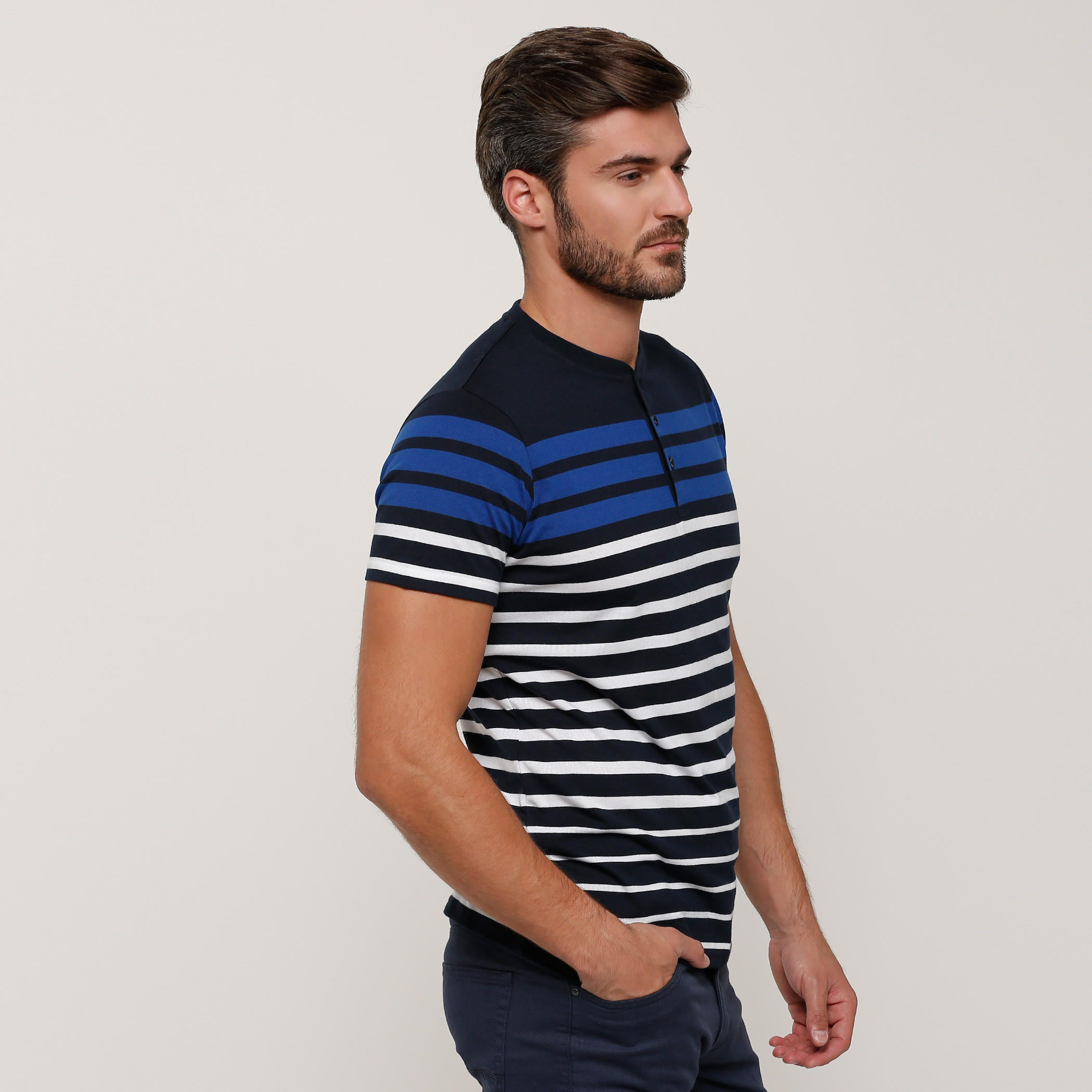 تيشيرت مقلّم بياقة هينلي وأكمام قصيرة-men-clothing-tshirtsandpolos-tshirts-image-3