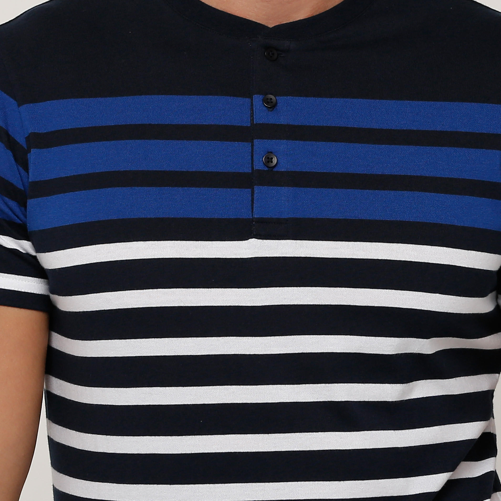 تيشيرت مقلّم بياقة هينلي وأكمام قصيرة-men-clothing-tshirtsandpolos-tshirts-image-4